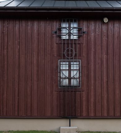 Zdjęcie nr 26: Kościół Przemienienia Pańskiego w Radoczy usytuowany jest w centrum wsi na zachód od głównej drogi prowadzącej z Wadowic do Zatora. Teren przykościelny jest usytuowany na niewielkim wzniesieniu, otoczony drewnianym płotem. Główne wejście na plac przykościelny prowadzi przez bramę od strony zachodniej.

Kościół jest orientowany, drewniany o konstrukcji zrębowej z wieżą na słup, jednonawowy z krótszym prezbiterium zamkniętym trójbocznie. Przy prezbiterium od wschodu nowsza zakrystia murowana, od północy kaplica i składzik, przy nawie od południa kruchta. Wnętrze nakryte pułapem, w nawie z zaskrzynieniami. Ściana arkady tęczowej o wykroju prostokątnym ze ściętymi narożami. Do kościoła prowadzi główne wejście w wieży od strony północnej. Wnętrze świątyni oświetlają prostokątne okna od strony południowej. Dach o jednej kalenicy, kryty blachą, na środku drewniana sygnaturka, nakryta kopułką z latarnią.  Od zachodu wieża w dolnej kondygnacji na planie prostokąta, ujęta po bokach daszkami; druga kondygnacja o ścianach pochyłych, pokryta gontem; trzecia kondygnacja prześwietlona prostokątnymi otworami okiennymi; wieża zakończona iglicą. Ściany na zewnątrz pokryte szalunkiem pionowym.

