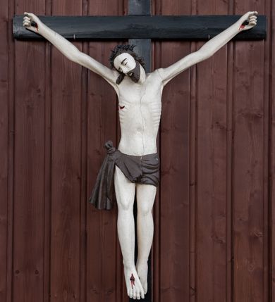 Zdjęcie nr 40: Kościół Przemienienia Pańskiego w Radoczy usytuowany jest w centrum wsi na zachód od głównej drogi prowadzącej z Wadowic do Zatora. Teren przykościelny jest usytuowany na niewielkim wzniesieniu, otoczony drewnianym płotem. Główne wejście na plac przykościelny prowadzi przez bramę od strony zachodniej.

Kościół jest orientowany, drewniany o konstrukcji zrębowej z wieżą na słup, jednonawowy z krótszym prezbiterium zamkniętym trójbocznie. Przy prezbiterium od wschodu nowsza zakrystia murowana, od północy kaplica i składzik, przy nawie od południa kruchta. Wnętrze nakryte pułapem, w nawie z zaskrzynieniami. Ściana arkady tęczowej o wykroju prostokątnym ze ściętymi narożami. Do kościoła prowadzi główne wejście w wieży od strony północnej. Wnętrze świątyni oświetlają prostokątne okna od strony południowej. Dach o jednej kalenicy, kryty blachą, na środku drewniana sygnaturka, nakryta kopułką z latarnią.  Od zachodu wieża w dolnej kondygnacji na planie prostokąta, ujęta po bokach daszkami; druga kondygnacja o ścianach pochyłych, pokryta gontem; trzecia kondygnacja prześwietlona prostokątnymi otworami okiennymi; wieża zakończona iglicą. Ściany na zewnątrz pokryte szalunkiem pionowym.
