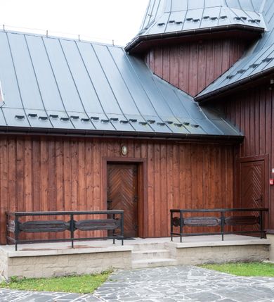 Zdjęcie nr 44: Kościół Przemienienia Pańskiego w Radoczy usytuowany jest w centrum wsi na zachód od głównej drogi prowadzącej z Wadowic do Zatora. Teren przykościelny jest usytuowany na niewielkim wzniesieniu, otoczony drewnianym płotem. Główne wejście na plac przykościelny prowadzi przez bramę od strony zachodniej.

Kościół jest orientowany, drewniany o konstrukcji zrębowej z wieżą na słup, jednonawowy z krótszym prezbiterium zamkniętym trójbocznie. Przy prezbiterium od wschodu nowsza zakrystia murowana, od północy kaplica i składzik, przy nawie od południa kruchta. Wnętrze nakryte pułapem, w nawie z zaskrzynieniami. Ściana arkady tęczowej o wykroju prostokątnym ze ściętymi narożami. Do kościoła prowadzi główne wejście w wieży od strony północnej. Wnętrze świątyni oświetlają prostokątne okna od strony południowej. Dach o jednej kalenicy, kryty blachą, na środku drewniana sygnaturka, nakryta kopułką z latarnią.  Od zachodu wieża w dolnej kondygnacji na planie prostokąta, ujęta po bokach daszkami; druga kondygnacja o ścianach pochyłych, pokryta gontem; trzecia kondygnacja prześwietlona prostokątnymi otworami okiennymi; wieża zakończona iglicą. Ściany na zewnątrz pokryte szalunkiem pionowym.
