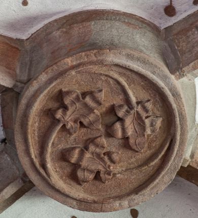 Zdjęcie nr 22: Kościół orientowany, murowany z kamienia, jednonawowy, z prostokątną, trójprzęsłową nawą oraz węższym dwuprzęsłowym prezbiterium zamkniętym prosto, z prostokątną zakrystią przy północnej ścianie. Od zachodu wieża na planie kwadratu, do północnej ściany nawy dobudowana kaplica na rzucie kwadratu o ściętych narożach, do południowej niewielka kruchta na planie kwadratu. Prezbiterium nakryte sklepieniem krzyżowo-żebrowym z dwoma zwornikami. 
Nawa sklepiona krzyżowo, przęsła wydzielone arkadami wspartymi na półfilarach. Otwór tęczowy w formie stojącego prostokąta zamkniętego łukiem półkolistym. W zachodniej części nawy parapet chóru muzycznego, z wybrzuszoną środkową częścią balustrady, wsparty na czterech kolumnach. 
Fasada wieżowa, z wejściem na osi. Wieża smukła, bez podziałów architektonicznych, zakończona profilowanym gzymsem, wyłamującym się na każdej ścianie na kształt łuku odcinkowego. W najwyższej partii ścian, z trzech stron, okna w formie stojącego prostokąta zamkniętego półkoliście. Wieża zwieńczona hełmem baniastym z latarnią, pokrytym gontem. 
Kościół opięty szkarpami dwuuskokowymi, nakrytymi daszkami gontowymi. W elewacji południowej pomiędzy szkarpami pięć wąskich okien w formie stojącego prostokąta zamkniętego łukiem półkolistym. Na wschodniej dobudowany ogrojec w formie masywnej arkady, zamkniętej dwuspadowym daszkiem z ołtarzem i krucyfiksem. Nawa i prezbiterium nakryte osobnymi dachami dwuspadowymi, gontowymi. Nad prezbiterium drewniana wieżyczka na sygnaturkę, z latarnią, zwieńczona hełmem baniastym. Kaplica przykryta dachem gontowych, trójspadowym, kruchta zaś pulpitowym. 
Kościół otoczony niskim murem kamiennym, nakrytym daszkiem gontowym. Od wschodu dwie bramy flankowane filarami z wazonami. 

