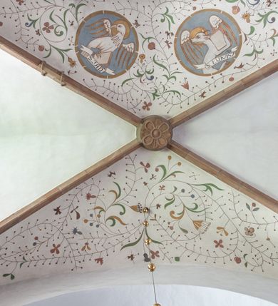 Zdjęcie nr 19: Kościół orientowany, murowany z kamienia, jednonawowy, z prostokątną, trójprzęsłową nawą oraz węższym dwuprzęsłowym prezbiterium zamkniętym prosto, z prostokątną zakrystią przy północnej ścianie. Od zachodu wieża na planie kwadratu, do północnej ściany nawy dobudowana kaplica na rzucie kwadratu o ściętych narożach, do południowej niewielka kruchta na planie kwadratu. Prezbiterium nakryte sklepieniem krzyżowo-żebrowym z dwoma zwornikami. 
Nawa sklepiona krzyżowo, przęsła wydzielone arkadami wspartymi na półfilarach. Otwór tęczowy w formie stojącego prostokąta zamkniętego łukiem półkolistym. W zachodniej części nawy parapet chóru muzycznego, z wybrzuszoną środkową częścią balustrady, wsparty na czterech kolumnach. 
Fasada wieżowa, z wejściem na osi. Wieża smukła, bez podziałów architektonicznych, zakończona profilowanym gzymsem, wyłamującym się na każdej ścianie na kształt łuku odcinkowego. W najwyższej partii ścian, z trzech stron, okna w formie stojącego prostokąta zamkniętego półkoliście. Wieża zwieńczona hełmem baniastym z latarnią, pokrytym gontem. 
Kościół opięty szkarpami dwuuskokowymi, nakrytymi daszkami gontowymi. W elewacji południowej pomiędzy szkarpami pięć wąskich okien w formie stojącego prostokąta zamkniętego łukiem półkolistym. Na wschodniej dobudowany ogrojec w formie masywnej arkady, zamkniętej dwuspadowym daszkiem z ołtarzem i krucyfiksem. Nawa i prezbiterium nakryte osobnymi dachami dwuspadowymi, gontowymi. Nad prezbiterium drewniana wieżyczka na sygnaturkę, z latarnią, zwieńczona hełmem baniastym. Kaplica przykryta dachem gontowych, trójspadowym, kruchta zaś pulpitowym. 
Kościół otoczony niskim murem kamiennym, nakrytym daszkiem gontowym. Od wschodu dwie bramy flankowane filarami z wazonami. 

