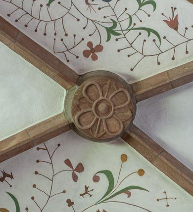 Zdjęcie nr 20: Kościół orientowany, murowany z kamienia, jednonawowy, z prostokątną, trójprzęsłową nawą oraz węższym dwuprzęsłowym prezbiterium zamkniętym prosto, z prostokątną zakrystią przy północnej ścianie. Od zachodu wieża na planie kwadratu, do północnej ściany nawy dobudowana kaplica na rzucie kwadratu o ściętych narożach, do południowej niewielka kruchta na planie kwadratu. Prezbiterium nakryte sklepieniem krzyżowo-żebrowym z dwoma zwornikami. 
Nawa sklepiona krzyżowo, przęsła wydzielone arkadami wspartymi na półfilarach. Otwór tęczowy w formie stojącego prostokąta zamkniętego łukiem półkolistym. W zachodniej części nawy parapet chóru muzycznego, z wybrzuszoną środkową częścią balustrady, wsparty na czterech kolumnach. 
Fasada wieżowa, z wejściem na osi. Wieża smukła, bez podziałów architektonicznych, zakończona profilowanym gzymsem, wyłamującym się na każdej ścianie na kształt łuku odcinkowego. W najwyższej partii ścian, z trzech stron, okna w formie stojącego prostokąta zamkniętego półkoliście. Wieża zwieńczona hełmem baniastym z latarnią, pokrytym gontem. 
Kościół opięty szkarpami dwuuskokowymi, nakrytymi daszkami gontowymi. W elewacji południowej pomiędzy szkarpami pięć wąskich okien w formie stojącego prostokąta zamkniętego łukiem półkolistym. Na wschodniej dobudowany ogrojec w formie masywnej arkady, zamkniętej dwuspadowym daszkiem z ołtarzem i krucyfiksem. Nawa i prezbiterium nakryte osobnymi dachami dwuspadowymi, gontowymi. Nad prezbiterium drewniana wieżyczka na sygnaturkę, z latarnią, zwieńczona hełmem baniastym. Kaplica przykryta dachem gontowych, trójspadowym, kruchta zaś pulpitowym. 
Kościół otoczony niskim murem kamiennym, nakrytym daszkiem gontowym. Od wschodu dwie bramy flankowane filarami z wazonami. 

