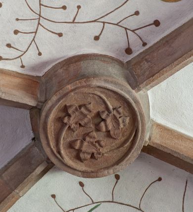 Zdjęcie nr 21: Kościół orientowany, murowany z kamienia, jednonawowy, z prostokątną, trójprzęsłową nawą oraz węższym dwuprzęsłowym prezbiterium zamkniętym prosto, z prostokątną zakrystią przy północnej ścianie. Od zachodu wieża na planie kwadratu, do północnej ściany nawy dobudowana kaplica na rzucie kwadratu o ściętych narożach, do południowej niewielka kruchta na planie kwadratu. Prezbiterium nakryte sklepieniem krzyżowo-żebrowym z dwoma zwornikami. 
Nawa sklepiona krzyżowo, przęsła wydzielone arkadami wspartymi na półfilarach. Otwór tęczowy w formie stojącego prostokąta zamkniętego łukiem półkolistym. W zachodniej części nawy parapet chóru muzycznego, z wybrzuszoną środkową częścią balustrady, wsparty na czterech kolumnach. 
Fasada wieżowa, z wejściem na osi. Wieża smukła, bez podziałów architektonicznych, zakończona profilowanym gzymsem, wyłamującym się na każdej ścianie na kształt łuku odcinkowego. W najwyższej partii ścian, z trzech stron, okna w formie stojącego prostokąta zamkniętego półkoliście. Wieża zwieńczona hełmem baniastym z latarnią, pokrytym gontem. 
Kościół opięty szkarpami dwuuskokowymi, nakrytymi daszkami gontowymi. W elewacji południowej pomiędzy szkarpami pięć wąskich okien w formie stojącego prostokąta zamkniętego łukiem półkolistym. Na wschodniej dobudowany ogrojec w formie masywnej arkady, zamkniętej dwuspadowym daszkiem z ołtarzem i krucyfiksem. Nawa i prezbiterium nakryte osobnymi dachami dwuspadowymi, gontowymi. Nad prezbiterium drewniana wieżyczka na sygnaturkę, z latarnią, zwieńczona hełmem baniastym. Kaplica przykryta dachem gontowych, trójspadowym, kruchta zaś pulpitowym. 
Kościół otoczony niskim murem kamiennym, nakrytym daszkiem gontowym. Od wschodu dwie bramy flankowane filarami z wazonami. 

