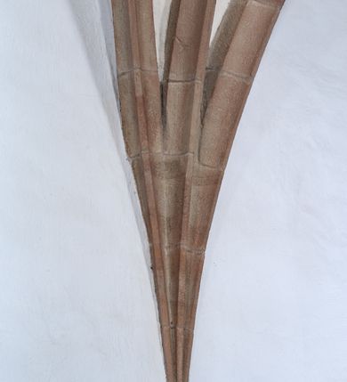 Zdjęcie nr 23: Kościół orientowany, murowany z kamienia, jednonawowy, z prostokątną, trójprzęsłową nawą oraz węższym dwuprzęsłowym prezbiterium zamkniętym prosto, z prostokątną zakrystią przy północnej ścianie. Od zachodu wieża na planie kwadratu, do północnej ściany nawy dobudowana kaplica na rzucie kwadratu o ściętych narożach, do południowej niewielka kruchta na planie kwadratu. Prezbiterium nakryte sklepieniem krzyżowo-żebrowym z dwoma zwornikami. 
Nawa sklepiona krzyżowo, przęsła wydzielone arkadami wspartymi na półfilarach. Otwór tęczowy w formie stojącego prostokąta zamkniętego łukiem półkolistym. W zachodniej części nawy parapet chóru muzycznego, z wybrzuszoną środkową częścią balustrady, wsparty na czterech kolumnach. 
Fasada wieżowa, z wejściem na osi. Wieża smukła, bez podziałów architektonicznych, zakończona profilowanym gzymsem, wyłamującym się na każdej ścianie na kształt łuku odcinkowego. W najwyższej partii ścian, z trzech stron, okna w formie stojącego prostokąta zamkniętego półkoliście. Wieża zwieńczona hełmem baniastym z latarnią, pokrytym gontem. 
Kościół opięty szkarpami dwuuskokowymi, nakrytymi daszkami gontowymi. W elewacji południowej pomiędzy szkarpami pięć wąskich okien w formie stojącego prostokąta zamkniętego łukiem półkolistym. Na wschodniej dobudowany ogrojec w formie masywnej arkady, zamkniętej dwuspadowym daszkiem z ołtarzem i krucyfiksem. Nawa i prezbiterium nakryte osobnymi dachami dwuspadowymi, gontowymi. Nad prezbiterium drewniana wieżyczka na sygnaturkę, z latarnią, zwieńczona hełmem baniastym. Kaplica przykryta dachem gontowych, trójspadowym, kruchta zaś pulpitowym. 
Kościół otoczony niskim murem kamiennym, nakrytym daszkiem gontowym. Od wschodu dwie bramy flankowane filarami z wazonami. 

