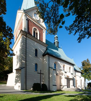 Zdjęcie nr 2: Kościół orientowany, jednonawowy, z krótkim zakończonym wielobocznie prezbiterium, przy którym od północy zakrystia z nowszym przedsionkiem; przy nawie od północy prostokątna kaplica Różańcowa (1712 r.), od zachodu wieża na rzucie kwadratu, od południa drewniana kruchta. Wewnątrz stropy. Arkada tęczy szeroka półkolista. Zewnątrz mury opięte przyporami, tynkowane. Dachy dwuspadowe i pulpitowe. Na kalenicy dachu nawy wieżyczka na sygnaturkę z datą 1878. Okna prostokątne zamknięte półkoliście. Dwa portale kamienne prostokątne. Wieża dołem gotycka, nadbudowana w stylu pseudoromańskim; trójkondygnacyjna, dołem z narożnikami artykułowanymi boniowaniem, narożniki górnej kondygnacji ujęte lizenami połączonymi fryzem arkadkowym. Elewacje wieży zwieńczone trójkątnymi szczytami i ostrosłupowym hełmem krytym blachą.