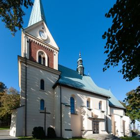 Zdjęcie nr 1: Kościół orientowany, jednonawowy, z krótkim zakończonym wielobocznie prezbiterium, przy którym od północy zakrystia z nowszym przedsionkiem; przy nawie od północy prostokątna kaplica Różańcowa (1712 r.), od zachodu wieża na rzucie kwadratu, od południa drewniana kruchta. Wewnątrz stropy. Arkada tęczy szeroka półkolista. Zewnątrz mury opięte przyporami, tynkowane. Dachy dwuspadowe i pulpitowe. Na kalenicy dachu nawy wieżyczka na sygnaturkę z datą 1878. Okna prostokątne zamknięte półkoliście. Dwa portale kamienne prostokątne. Wieża dołem gotycka, nadbudowana w stylu pseudoromańskim; trójkondygnacyjna, dołem z narożnikami artykułowanymi boniowaniem, narożniki górnej kondygnacji ujęte lizenami połączonymi fryzem arkadkowym. Elewacje wieży zwieńczone trójkątnymi szczytami i ostrosłupowym hełmem krytym blachą.
