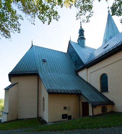 Zdjęcie nr 3: Kościół orientowany, jednonawowy, z krótkim zakończonym wielobocznie prezbiterium, przy którym od północy zakrystia z nowszym przedsionkiem; przy nawie od północy prostokątna kaplica Różańcowa (1712 r.), od zachodu wieża na rzucie kwadratu, od południa drewniana kruchta. Wewnątrz stropy. Arkada tęczy szeroka półkolista. Zewnątrz mury opięte przyporami, tynkowane. Dachy dwuspadowe i pulpitowe. Na kalenicy dachu nawy wieżyczka na sygnaturkę z datą 1878. Okna prostokątne zamknięte półkoliście. Dwa portale kamienne prostokątne. Wieża dołem gotycka, nadbudowana w stylu pseudoromańskim; trójkondygnacyjna, dołem z narożnikami artykułowanymi boniowaniem, narożniki górnej kondygnacji ujęte lizenami połączonymi fryzem arkadkowym. Elewacje wieży zwieńczone trójkątnymi szczytami i ostrosłupowym hełmem krytym blachą.