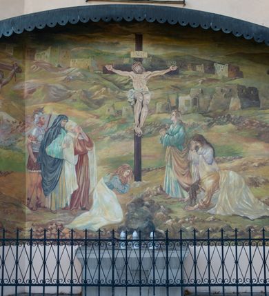 Zdjęcie nr 6: Kościół orientowany, jednonawowy, z krótkim zakończonym wielobocznie prezbiterium, przy którym od północy zakrystia z nowszym przedsionkiem; przy nawie od północy prostokątna kaplica Różańcowa (1712 r.), od zachodu wieża na rzucie kwadratu, od południa drewniana kruchta. Wewnątrz stropy. Arkada tęczy szeroka półkolista. Zewnątrz mury opięte przyporami, tynkowane. Dachy dwuspadowe i pulpitowe. Na kalenicy dachu nawy wieżyczka na sygnaturkę z datą 1878. Okna prostokątne zamknięte półkoliście. Dwa portale kamienne prostokątne. Wieża dołem gotycka, nadbudowana w stylu pseudoromańskim; trójkondygnacyjna, dołem z narożnikami artykułowanymi boniowaniem, narożniki górnej kondygnacji ujęte lizenami połączonymi fryzem arkadkowym. Elewacje wieży zwieńczone trójkątnymi szczytami i ostrosłupowym hełmem krytym blachą.