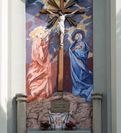 Zdjęcie nr 15: Kościół murowany, składa się z nawy i zwróconego na południe prezbiterium, do którego przylega zakrystia, nad którą znajduje się skarbiec; od północy wieża. Prezbiterium jest węższe od nawy, o zaokrąglonych narożach, oddzielone od prostokątnej nawy łukiem tęczowym. Ściany kościoła gładkie, przeprute półkolistymi oknami – dwoma w prezbiterium, sześcioma w nawie. Od zachodu chór wsparty na dwóch kolumnach, z balustradą wyłamaną na środku, dekorowaną u spodu lambrekinem. Ściany kościoła gładkie, w dolnej partii osłonięte drewnianą boazerią, z wnęką na chrzcielnicę po lewej i drugą na drzwi z prawej strony. Wnętrze przekrywają stropy – zwierciadlany w prezbiterium i płaski  z fasetami w nawie. Na nich oraz w górnej partii ścian polichromia. Nad prezbiterium wizerunek zmartwychwstałego Chrystusa, nad nawą zakomponowana w kole scena adoracji Najświętszej Marii Panny przez apostołów, poniżej, na ścianach medaliony z postaciami ważnych osobistości, świętych i aniołów. Główne drzwi od północy, boczne od zachodu. 
Kościół posadowiony na cokole. Elewacja frontowa ze zdwojonym ryzalitem, którego środek odpowiada szerokości wieży; podziały poziome przeprowadzone przy pomocy gzymsów. Na osi wejście i  okno, oba w boniowanym obramieniu. Okno ujmuje polichromowana scena Zwiastowania. Ryzalit wieńczy trójkątny fronton. Cofnięty ryzalit w dolnej partii boniowany, wyżej gładki, zwieńczony ćwierćkolistymi fragmentami przerwanego przyczółka. Boki elewacji frontowej gładkie, zwieńczone frontonem przerwanym na masyw czworobocznej wieży przeprutej z każdej strony oknem w kształcie stojącego prostokąta zamkniętego łukiem pełnym. Elewacje boczne gładkie, przeprute półkolistymi oknami. Od wschodu poniżej okien szare płyciny, od południa, w kapliczkowej oprawie grupa Ukrzyżowania. Dach nad nawą dwuspadowy, nad prezbiterium trójspadowy, dach wieńczy baniasty hełm z latarnią zakończony krzyżem, na kalenicy barokowa wieżyczka na sygnaturkę. 
