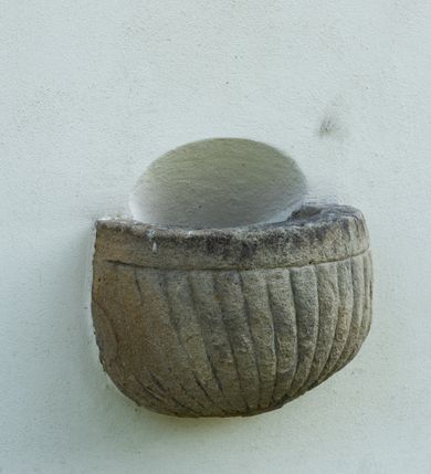 Zdjęcie nr 28: Kościół murowany, składa się z nawy i zwróconego na południe prezbiterium, do którego przylega zakrystia, nad którą znajduje się skarbiec; od północy wieża. Prezbiterium jest węższe od nawy, o zaokrąglonych narożach, oddzielone od prostokątnej nawy łukiem tęczowym. Ściany kościoła gładkie, przeprute półkolistymi oknami – dwoma w prezbiterium, sześcioma w nawie. Od zachodu chór wsparty na dwóch kolumnach, z balustradą wyłamaną na środku, dekorowaną u spodu lambrekinem. Ściany kościoła gładkie, w dolnej partii osłonięte drewnianą boazerią, z wnęką na chrzcielnicę po lewej i drugą na drzwi z prawej strony. Wnętrze przekrywają stropy – zwierciadlany w prezbiterium i płaski  z fasetami w nawie. Na nich oraz w górnej partii ścian polichromia. Nad prezbiterium wizerunek zmartwychwstałego Chrystusa, nad nawą zakomponowana w kole scena adoracji Najświętszej Marii Panny przez apostołów, poniżej, na ścianach medaliony z postaciami ważnych osobistości, świętych i aniołów. Główne drzwi od północy, boczne od zachodu. 
Kościół posadowiony na cokole. Elewacja frontowa ze zdwojonym ryzalitem, którego środek odpowiada szerokości wieży; podziały poziome przeprowadzone przy pomocy gzymsów. Na osi wejście i  okno, oba w boniowanym obramieniu. Okno ujmuje polichromowana scena Zwiastowania. Ryzalit wieńczy trójkątny fronton. Cofnięty ryzalit w dolnej partii boniowany, wyżej gładki, zwieńczony ćwierćkolistymi fragmentami przerwanego przyczółka. Boki elewacji frontowej gładkie, zwieńczone frontonem przerwanym na masyw czworobocznej wieży przeprutej z każdej strony oknem w kształcie stojącego prostokąta zamkniętego łukiem pełnym. Elewacje boczne gładkie, przeprute półkolistymi oknami. Od wschodu poniżej okien szare płyciny, od południa, w kapliczkowej oprawie grupa Ukrzyżowania. Dach nad nawą dwuspadowy, nad prezbiterium trójspadowy, dach wieńczy baniasty hełm z latarnią zakończony krzyżem, na kalenicy barokowa wieżyczka na sygnaturkę. 
