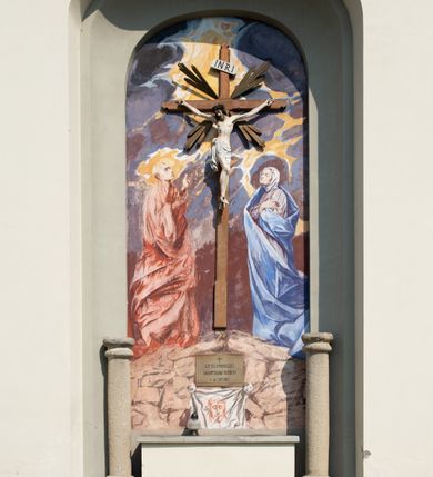 Zdjęcie nr 14: Kościół murowany, składa się z nawy i zwróconego na południe prezbiterium, do którego przylega zakrystia, nad którą znajduje się skarbiec; od północy wieża. Prezbiterium jest węższe od nawy, o zaokrąglonych narożach, oddzielone od prostokątnej nawy łukiem tęczowym. Ściany kościoła gładkie, przeprute półkolistymi oknami – dwoma w prezbiterium, sześcioma w nawie. Od zachodu chór wsparty na dwóch kolumnach, z balustradą wyłamaną na środku, dekorowaną u spodu lambrekinem. Ściany kościoła gładkie, w dolnej partii osłonięte drewnianą boazerią, z wnęką na chrzcielnicę po lewej i drugą na drzwi z prawej strony. Wnętrze przekrywają stropy – zwierciadlany w prezbiterium i płaski  z fasetami w nawie. Na nich oraz w górnej partii ścian polichromia. Nad prezbiterium wizerunek zmartwychwstałego Chrystusa, nad nawą zakomponowana w kole scena adoracji Najświętszej Marii Panny przez apostołów, poniżej, na ścianach medaliony z postaciami ważnych osobistości, świętych i aniołów. Główne drzwi od północy, boczne od zachodu. 
Kościół posadowiony na cokole. Elewacja frontowa ze zdwojonym ryzalitem, którego środek odpowiada szerokości wieży; podziały poziome przeprowadzone przy pomocy gzymsów. Na osi wejście i  okno, oba w boniowanym obramieniu. Okno ujmuje polichromowana scena Zwiastowania. Ryzalit wieńczy trójkątny fronton. Cofnięty ryzalit w dolnej partii boniowany, wyżej gładki, zwieńczony ćwierćkolistymi fragmentami przerwanego przyczółka. Boki elewacji frontowej gładkie, zwieńczone frontonem przerwanym na masyw czworobocznej wieży przeprutej z każdej strony oknem w kształcie stojącego prostokąta zamkniętego łukiem pełnym. Elewacje boczne gładkie, przeprute półkolistymi oknami. Od wschodu poniżej okien szare płyciny, od południa, w kapliczkowej oprawie grupa Ukrzyżowania. Dach nad nawą dwuspadowy, nad prezbiterium trójspadowy, dach wieńczy baniasty hełm z latarnią zakończony krzyżem, na kalenicy barokowa wieżyczka na sygnaturkę. 
