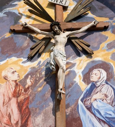 Zdjęcie nr 17: Kościół murowany, składa się z nawy i zwróconego na południe prezbiterium, do którego przylega zakrystia, nad którą znajduje się skarbiec; od północy wieża. Prezbiterium jest węższe od nawy, o zaokrąglonych narożach, oddzielone od prostokątnej nawy łukiem tęczowym. Ściany kościoła gładkie, przeprute półkolistymi oknami – dwoma w prezbiterium, sześcioma w nawie. Od zachodu chór wsparty na dwóch kolumnach, z balustradą wyłamaną na środku, dekorowaną u spodu lambrekinem. Ściany kościoła gładkie, w dolnej partii osłonięte drewnianą boazerią, z wnęką na chrzcielnicę po lewej i drugą na drzwi z prawej strony. Wnętrze przekrywają stropy – zwierciadlany w prezbiterium i płaski  z fasetami w nawie. Na nich oraz w górnej partii ścian polichromia. Nad prezbiterium wizerunek zmartwychwstałego Chrystusa, nad nawą zakomponowana w kole scena adoracji Najświętszej Marii Panny przez apostołów, poniżej, na ścianach medaliony z postaciami ważnych osobistości, świętych i aniołów. Główne drzwi od północy, boczne od zachodu. 
Kościół posadowiony na cokole. Elewacja frontowa ze zdwojonym ryzalitem, którego środek odpowiada szerokości wieży; podziały poziome przeprowadzone przy pomocy gzymsów. Na osi wejście i  okno, oba w boniowanym obramieniu. Okno ujmuje polichromowana scena Zwiastowania. Ryzalit wieńczy trójkątny fronton. Cofnięty ryzalit w dolnej partii boniowany, wyżej gładki, zwieńczony ćwierćkolistymi fragmentami przerwanego przyczółka. Boki elewacji frontowej gładkie, zwieńczone frontonem przerwanym na masyw czworobocznej wieży przeprutej z każdej strony oknem w kształcie stojącego prostokąta zamkniętego łukiem pełnym. Elewacje boczne gładkie, przeprute półkolistymi oknami. Od wschodu poniżej okien szare płyciny, od południa, w kapliczkowej oprawie grupa Ukrzyżowania. Dach nad nawą dwuspadowy, nad prezbiterium trójspadowy, dach wieńczy baniasty hełm z latarnią zakończony krzyżem, na kalenicy barokowa wieżyczka na sygnaturkę. 
