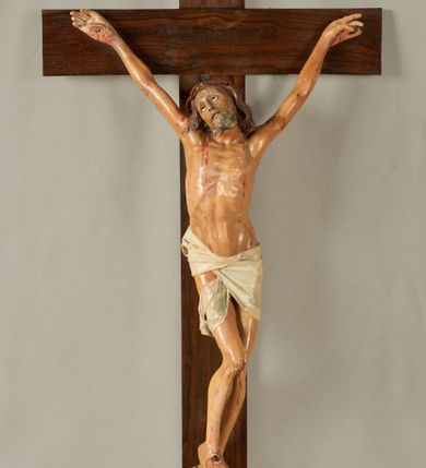Zdjęcie nr 1: Krzyż o prostym zakończeniu ramion, na froncie u dołu ryty krzyż jerozolimski, na skrzyżowaniu ramion napis „Jerusalem”. 
Figura żywego Chrystusa przymocowana do krzyża trzema gwoździami. Ciało w dużym zwisie, o wysoko uniesionych  ramionach układających się na kształt litery „V”, o esowato wygiętej sylwetce, z uniesioną głową skierowaną w lewo, nogi ugięte w kolanach, stopy skrzyżowane w układzie prawa na lewą. Twarz ma szczupłą, o oczach skierowanych w górę, prostym nosie i otwartych ustach; okoloną krótką, rozdwojoną brodą oraz kręconymi włosami opadającymi na ramiona. Na głowie ma koronę cierniową. Ciało Chrystusa szczupłe i smukłe, o podkreślonych żebrach klatki piersiowej. Przez biodra ma przewiązane białe perizonium, ściśle przylegające do ciała, silnie drapowane, ze zwisem tkaniny zawiniętym na prawym udzie. Polichromia ciała naturalistyczna, z zaznaczonymi śladami męki; oczy ma emaliowane. 






