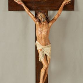 Zdjęcie nr 1: Krzyż o prostym zakończeniu ramion, na froncie u dołu ryty krzyż jerozolimski, na skrzyżowaniu ramion napis „Jerusalem”. 
Figura żywego Chrystusa przymocowana do krzyża trzema gwoździami. Ciało w dużym zwisie, o wysoko uniesionych  ramionach układających się na kształt litery „V”, o esowato wygiętej sylwetce, z uniesioną głową skierowaną w lewo, nogi ugięte w kolanach, stopy skrzyżowane w układzie prawa na lewą. Twarz ma szczupłą, o oczach skierowanych w górę, prostym nosie i otwartych ustach; okoloną krótką, rozdwojoną brodą oraz kręconymi włosami opadającymi na ramiona. Na głowie ma koronę cierniową. Ciało Chrystusa szczupłe i smukłe, o podkreślonych żebrach klatki piersiowej. Przez biodra ma przewiązane białe perizonium, ściśle przylegające do ciała, silnie drapowane, ze zwisem tkaniny zawiniętym na prawym udzie. Polichromia ciała naturalistyczna, z zaznaczonymi śladami męki; oczy ma emaliowane. 






