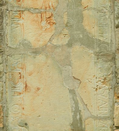 Zdjęcie nr 1: Płyta zamocowana dołem do góry; w formie stojącego prostokąta, obwiedziona szerokim pasem z inskrypcją: 
„ANNO DOMINI / 1530 HIC IACET ANDR[E]AS / [F]ILIVS [N]OBILIS / DOMINI IAC[...]SZASZAIN[S]ZKI”. W górnej części pola częściowo zatarta, odwrócona tarcza zwieńczona trzema liliami heraldycznymi, z fragmentarycznie zachowanym godłem przypominającym podkowę. 