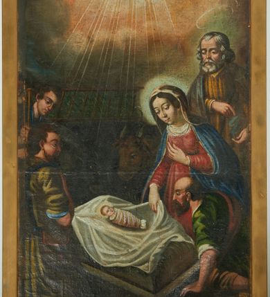 Zdjęcie nr 1: Obraz w formie stojącego prostokąta z przedstawieniem  Świętej Rodziny w stajence wśród pasterzy. W centrum obrazu Dzieciątko leżące w żłobie przekrytym białą tkaniną, w różowo-białych powijakach. W prawej części obrazu, obok żłóbka klęczy Maria, zwrócona w trzech czwartych w prawo, lewą rękę kładzie na piersi, prawą nakrywa Dzieciątko. Twarz ma szczupłą, o dużych oczach zwróconych w dół, wąskim nosie i małych ustach, okoloną brązowymi włosami. Ubrana jest w czerwoną suknię, niebieski płaszcz i beżowy welon. Za Marią stoi św. Józef, zwrócony w trzech czwartych w prawo, w prawej ręce trzyma laskę. Twarz ma kwadratową, o starczych rysach, dużych oczach zwróconych w dół, małym nosie i ustach, okoloną siwymi włosami i brodą. Ubrany jest w żółtą tunikę z kołnierzykiem oraz niebiesko-brązowy płaszcz. Obok Marii, w dolnej prawej części obrazu klęczy przez żłóbkiem pasterz, zwrócony profilem w prawo, oparty na lewej ręce. Ukazany jest jako starzec, o dużych oczach, garbatym nosie. Twarz okolona długą brązową broda i krótkimi włosami, na głowie łysina. Ubrany jest w zieloną koszulę, jasnobrązowe spodnie oraz brązowy płaszcz. W lewej części obrazu klęczą dwaj pasterze, zwróceni profilem w lewo. Na pierwszym planie ukazany dojrzały mężczyzna, o twarzy okolonej brązowymi brodą i włosami. Ubrany jest w zieloną tunikę sięgającą kolan oraz niebieskie spodnie, na prawym ramieniu ma zawieszoną torbę. Obok niego młody pasterz, z pochyloną głową, wsparty obiema rękami na lasce. Twarz o dużych oczach, małym nosie i pełnych ustach, okoloną krótkimi, brązowymi włosami. W głębi stajni ukazane głowy czarnego osła i brązowego wołu. Ponad postaciami zachmurzone niebo, rozświetlone pośrodku, z dwoma aniołkami trzymającymi szarfę z napisem „GLORIA INVESE DEEDO. (sic!)” Od puttów wychodzą promienie skierowane na Dzieciątko. 