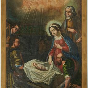 Zdjęcie nr 1: Obraz w formie stojącego prostokąta z przedstawieniem  Świętej Rodziny w stajence wśród pasterzy. W centrum obrazu Dzieciątko leżące w żłobie przekrytym białą tkaniną, w różowo-białych powijakach. W prawej części obrazu, obok żłóbka klęczy Maria, zwrócona w trzech czwartych w prawo, lewą rękę kładzie na piersi, prawą nakrywa Dzieciątko. Twarz ma szczupłą, o dużych oczach zwróconych w dół, wąskim nosie i małych ustach, okoloną brązowymi włosami. Ubrana jest w czerwoną suknię, niebieski płaszcz i beżowy welon. Za Marią stoi św. Józef, zwrócony w trzech czwartych w prawo, w prawej ręce trzyma laskę. Twarz ma kwadratową, o starczych rysach, dużych oczach zwróconych w dół, małym nosie i ustach, okoloną siwymi włosami i brodą. Ubrany jest w żółtą tunikę z kołnierzykiem oraz niebiesko-brązowy płaszcz. Obok Marii, w dolnej prawej części obrazu klęczy przez żłóbkiem pasterz, zwrócony profilem w prawo, oparty na lewej ręce. Ukazany jest jako starzec, o dużych oczach, garbatym nosie. Twarz okolona długą brązową broda i krótkimi włosami, na głowie łysina. Ubrany jest w zieloną koszulę, jasnobrązowe spodnie oraz brązowy płaszcz. W lewej części obrazu klęczą dwaj pasterze, zwróceni profilem w lewo. Na pierwszym planie ukazany dojrzały mężczyzna, o twarzy okolonej brązowymi brodą i włosami. Ubrany jest w zieloną tunikę sięgającą kolan oraz niebieskie spodnie, na prawym ramieniu ma zawieszoną torbę. Obok niego młody pasterz, z pochyloną głową, wsparty obiema rękami na lasce. Twarz o dużych oczach, małym nosie i pełnych ustach, okoloną krótkimi, brązowymi włosami. W głębi stajni ukazane głowy czarnego osła i brązowego wołu. Ponad postaciami zachmurzone niebo, rozświetlone pośrodku, z dwoma aniołkami trzymającymi szarfę z napisem „GLORIA INVESE DEEDO. (sic!)” Od puttów wychodzą promienie skierowane na Dzieciątko. 