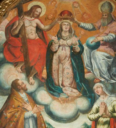 Zdjęcie nr 2: Obraz w formie stojącego prostokąta zamkniętego łukiem odcinkowym. Kompozycja dwustrefowa, wielopostaciowa. W górnej strefie przedstawienie Koronacji Najświętszej Marii Panny przez Chrystusa i Boga Ojca, w dolnej dwoje adorujących świętych. W centrum obrazu Maria ukazana frontalnie, klęcząca na obłoku i sierpie księżyca, z uniesioną głową i ugiętymi, rozłożonymi na boki rękami. Twarz ma kwadratową, z migdałowatymi oczami, prostym nosem i pełnymi ustami, okoloną długimi, jasnymi włosami. Ubrana jest w jasnoróżową suknię o niebieskim wzorze, przepasaną w talii szarfą, na ramiona ma narzucony niebieski płaszcz, a na głowie biały welon. Marię flankują siedzący na obłokach Chrystus i Bóg Ojciec, zwróceni do wewnątrz, którzy podtrzymują nad jej głową koronę. Po lewej stronie Chrystus, z pochyloną głową, prawą ręką przytrzymuje krzyż. Twarz ma pociągłą, o małych oczach, prostym nosie i pełnych ustach, okoloną długimi, jasnobrązowymi włosami i brodą. Chrystus ma na ramiona narzucony czerwony płaszcz, opadający na kolana. Tors ma nagi, umięśniony. Na dłoniach i stopach rany. Po prawej stronie Bóg Ojciec, lewą ręka przytrzymuje na kolanach kulę, w dłoni ma berło. Twarz ma pociągłą, o małych oczach, prostym nosie i pełnych ustach, okoloną długimi, siwymi włosami i brodą. Ubrany jest w białą tunikę spodnią oraz różową, wzorzystą szatę wierzchnią, lamowaną frędzlą. Na głowie ma tiarę, a na stopach czerwone sandały. Wokół głów postaci nimby. Nad nimi unosi się gołębica Ducha Świętego w glorii promienistej, na tle rozświetlonego, żółtego nieba z uskrzydlonymi główkami anielskimi. W dolnej części obrazu św. Wojciech i św. Zofia, w pozycji klęczącej, zwróceni do wewnątrz, z uniesionymi głowami. Po lewej stronie Wojciech, ze skrzyżowanymi na piersi rękami. Twarz ma szczupłą, o dużych, migdałowatych oczach, lekko garbatym nosie i pełnych ustach, okoloną jasnymi, krótkimi włosami i brodą. Ubrany jest w jasnoróżową albę, białą rokietę, wykończoną koronką, na ramionach ma kapę malowaną na kolor złoty, o kwiatowym wzorze. Przed świętym leży szara infuła, a obok niego włócznie. Po prawej stronie św. Zofia z dłońmi złożonymi w geście modlitwy. Twarz ma pełną, o dużych, migdałowatych oczach, dużym nosie i pełnych ustach. Ubrana jest w jasnozieloną suknię przepasaną w talii, na plecy ma narzucony czerwony płaszcz, a na głowie i ramionach biały welon. Przed Zofią leżą trzy korony. Nad głowami świętych aureole. Postacie z dolnej strefy obrazu ukazane na tle pejzażu z jeziorem i zalesionymi pagórkami. Obraz ujęty drewnianą, złoconą ramą z płaskorzeźbionym motywem roślinnym.

