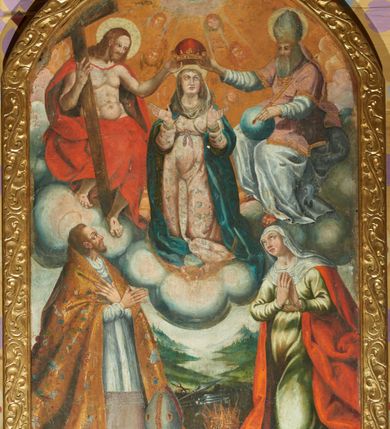 Zdjęcie nr 1: Obraz w formie stojącego prostokąta zamkniętego łukiem odcinkowym. Kompozycja dwustrefowa, wielopostaciowa. W górnej strefie przedstawienie Koronacji Najświętszej Marii Panny przez Chrystusa i Boga Ojca, w dolnej dwoje adorujących świętych. W centrum obrazu Maria ukazana frontalnie, klęcząca na obłoku i sierpie księżyca, z uniesioną głową i ugiętymi, rozłożonymi na boki rękami. Twarz ma kwadratową, z migdałowatymi oczami, prostym nosem i pełnymi ustami, okoloną długimi, jasnymi włosami. Ubrana jest w jasnoróżową suknię o niebieskim wzorze, przepasaną w talii szarfą, na ramiona ma narzucony niebieski płaszcz, a na głowie biały welon. Marię flankują siedzący na obłokach Chrystus i Bóg Ojciec, zwróceni do wewnątrz, którzy podtrzymują nad jej głową koronę. Po lewej stronie Chrystus, z pochyloną głową, prawą ręką przytrzymuje krzyż. Twarz ma pociągłą, o małych oczach, prostym nosie i pełnych ustach, okoloną długimi, jasnobrązowymi włosami i brodą. Chrystus ma na ramiona narzucony czerwony płaszcz, opadający na kolana. Tors ma nagi, umięśniony. Na dłoniach i stopach rany. Po prawej stronie Bóg Ojciec, lewą ręka przytrzymuje na kolanach kulę, w dłoni ma berło. Twarz ma pociągłą, o małych oczach, prostym nosie i pełnych ustach, okoloną długimi, siwymi włosami i brodą. Ubrany jest w białą tunikę spodnią oraz różową, wzorzystą szatę wierzchnią, lamowaną frędzlą. Na głowie ma tiarę, a na stopach czerwone sandały. Wokół głów postaci nimby. Nad nimi unosi się gołębica Ducha Świętego w glorii promienistej, na tle rozświetlonego, żółtego nieba z uskrzydlonymi główkami anielskimi. W dolnej części obrazu św. Wojciech i św. Zofia, w pozycji klęczącej, zwróceni do wewnątrz, z uniesionymi głowami. Po lewej stronie Wojciech, ze skrzyżowanymi na piersi rękami. Twarz ma szczupłą, o dużych, migdałowatych oczach, lekko garbatym nosie i pełnych ustach, okoloną jasnymi, krótkimi włosami i brodą. Ubrany jest w jasnoróżową albę, białą rokietę, wykończoną koronką, na ramionach ma kapę malowaną na kolor złoty, o kwiatowym wzorze. Przed świętym leży szara infuła, a obok niego włócznie. Po prawej stronie św. Zofia z dłońmi złożonymi w geście modlitwy. Twarz ma pełną, o dużych, migdałowatych oczach, dużym nosie i pełnych ustach. Ubrana jest w jasnozieloną suknię przepasaną w talii, na plecy ma narzucony czerwony płaszcz, a na głowie i ramionach biały welon. Przed Zofią leżą trzy korony. Nad głowami świętych aureole. Postacie z dolnej strefy obrazu ukazane na tle pejzażu z jeziorem i zalesionymi pagórkami. Obraz ujęty drewnianą, złoconą ramą z płaskorzeźbionym motywem roślinnym.

