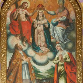 Zdjęcie nr 1: Obraz w formie stojącego prostokąta zamkniętego łukiem odcinkowym. Kompozycja dwustrefowa, wielopostaciowa. W górnej strefie przedstawienie Koronacji Najświętszej Marii Panny przez Chrystusa i Boga Ojca, w dolnej dwoje adorujących świętych. W centrum obrazu Maria ukazana frontalnie, klęcząca na obłoku i sierpie księżyca, z uniesioną głową i ugiętymi, rozłożonymi na boki rękami. Twarz ma kwadratową, z migdałowatymi oczami, prostym nosem i pełnymi ustami, okoloną długimi, jasnymi włosami. Ubrana jest w jasnoróżową suknię o niebieskim wzorze, przepasaną w talii szarfą, na ramiona ma narzucony niebieski płaszcz, a na głowie biały welon. Marię flankują siedzący na obłokach Chrystus i Bóg Ojciec, zwróceni do wewnątrz, którzy podtrzymują nad jej głową koronę. Po lewej stronie Chrystus, z pochyloną głową, prawą ręką przytrzymuje krzyż. Twarz ma pociągłą, o małych oczach, prostym nosie i pełnych ustach, okoloną długimi, jasnobrązowymi włosami i brodą. Chrystus ma na ramiona narzucony czerwony płaszcz, opadający na kolana. Tors ma nagi, umięśniony. Na dłoniach i stopach rany. Po prawej stronie Bóg Ojciec, lewą ręka przytrzymuje na kolanach kulę, w dłoni ma berło. Twarz ma pociągłą, o małych oczach, prostym nosie i pełnych ustach, okoloną długimi, siwymi włosami i brodą. Ubrany jest w białą tunikę spodnią oraz różową, wzorzystą szatę wierzchnią, lamowaną frędzlą. Na głowie ma tiarę, a na stopach czerwone sandały. Wokół głów postaci nimby. Nad nimi unosi się gołębica Ducha Świętego w glorii promienistej, na tle rozświetlonego, żółtego nieba z uskrzydlonymi główkami anielskimi. W dolnej części obrazu św. Wojciech i św. Zofia, w pozycji klęczącej, zwróceni do wewnątrz, z uniesionymi głowami. Po lewej stronie Wojciech, ze skrzyżowanymi na piersi rękami. Twarz ma szczupłą, o dużych, migdałowatych oczach, lekko garbatym nosie i pełnych ustach, okoloną jasnymi, krótkimi włosami i brodą. Ubrany jest w jasnoróżową albę, białą rokietę, wykończoną koronką, na ramionach ma kapę malowaną na kolor złoty, o kwiatowym wzorze. Przed świętym leży szara infuła, a obok niego włócznie. Po prawej stronie św. Zofia z dłońmi złożonymi w geście modlitwy. Twarz ma pełną, o dużych, migdałowatych oczach, dużym nosie i pełnych ustach. Ubrana jest w jasnozieloną suknię przepasaną w talii, na plecy ma narzucony czerwony płaszcz, a na głowie i ramionach biały welon. Przed Zofią leżą trzy korony. Nad głowami świętych aureole. Postacie z dolnej strefy obrazu ukazane na tle pejzażu z jeziorem i zalesionymi pagórkami. Obraz ujęty drewnianą, złoconą ramą z płaskorzeźbionym motywem roślinnym.

