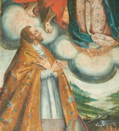 Zdjęcie nr 4: Obraz w formie stojącego prostokąta zamkniętego łukiem odcinkowym. Kompozycja dwustrefowa, wielopostaciowa. W górnej strefie przedstawienie Koronacji Najświętszej Marii Panny przez Chrystusa i Boga Ojca, w dolnej dwoje adorujących świętych. W centrum obrazu Maria ukazana frontalnie, klęcząca na obłoku i sierpie księżyca, z uniesioną głową i ugiętymi, rozłożonymi na boki rękami. Twarz ma kwadratową, z migdałowatymi oczami, prostym nosem i pełnymi ustami, okoloną długimi, jasnymi włosami. Ubrana jest w jasnoróżową suknię o niebieskim wzorze, przepasaną w talii szarfą, na ramiona ma narzucony niebieski płaszcz, a na głowie biały welon. Marię flankują siedzący na obłokach Chrystus i Bóg Ojciec, zwróceni do wewnątrz, którzy podtrzymują nad jej głową koronę. Po lewej stronie Chrystus, z pochyloną głową, prawą ręką przytrzymuje krzyż. Twarz ma pociągłą, o małych oczach, prostym nosie i pełnych ustach, okoloną długimi, jasnobrązowymi włosami i brodą. Chrystus ma na ramiona narzucony czerwony płaszcz, opadający na kolana. Tors ma nagi, umięśniony. Na dłoniach i stopach rany. Po prawej stronie Bóg Ojciec, lewą ręka przytrzymuje na kolanach kulę, w dłoni ma berło. Twarz ma pociągłą, o małych oczach, prostym nosie i pełnych ustach, okoloną długimi, siwymi włosami i brodą. Ubrany jest w białą tunikę spodnią oraz różową, wzorzystą szatę wierzchnią, lamowaną frędzlą. Na głowie ma tiarę, a na stopach czerwone sandały. Wokół głów postaci nimby. Nad nimi unosi się gołębica Ducha Świętego w glorii promienistej, na tle rozświetlonego, żółtego nieba z uskrzydlonymi główkami anielskimi. W dolnej części obrazu św. Wojciech i św. Zofia, w pozycji klęczącej, zwróceni do wewnątrz, z uniesionymi głowami. Po lewej stronie Wojciech, ze skrzyżowanymi na piersi rękami. Twarz ma szczupłą, o dużych, migdałowatych oczach, lekko garbatym nosie i pełnych ustach, okoloną jasnymi, krótkimi włosami i brodą. Ubrany jest w jasnoróżową albę, białą rokietę, wykończoną koronką, na ramionach ma kapę malowaną na kolor złoty, o kwiatowym wzorze. Przed świętym leży szara infuła, a obok niego włócznie. Po prawej stronie św. Zofia z dłońmi złożonymi w geście modlitwy. Twarz ma pełną, o dużych, migdałowatych oczach, dużym nosie i pełnych ustach. Ubrana jest w jasnozieloną suknię przepasaną w talii, na plecy ma narzucony czerwony płaszcz, a na głowie i ramionach biały welon. Przed Zofią leżą trzy korony. Nad głowami świętych aureole. Postacie z dolnej strefy obrazu ukazane na tle pejzażu z jeziorem i zalesionymi pagórkami. Obraz ujęty drewnianą, złoconą ramą z płaskorzeźbionym motywem roślinnym.

