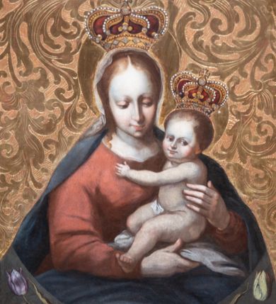 Zdjęcie nr 1: Obraz w formie stojącego prostokąta z przedstawieniem Matki Boskiej trzymającej Dzieciątko. Maria została ukazana w półpostaci, frontalnie, z pochyloną i skierowaną delikatnie w lewo głową. Prawą ręką podtrzymuje od dołu Dzieciątko, lewą obejmuje je. Maria ma pociągłą twarz, z wysokim czołem, o łagodnych rysach wydobytych światłocieniem, dużych, przymrużonych oczach skierowanych w lewo, prostym, długim nosie i pełnych ustach. Twarz okolona jasnobrązowymi włosami zakrytymi welonem. Ubrana jest w czerwoną suknię, niebieski płaszcz zarzucony na ramiona i kolana, na głowie ma biały, półprzeźroczysty welon oraz koronę zamkniętą z malowanymi perłami i kamieniami. Dzieciątko ukazane jest w pozycji siedzącej, zwrócone w trzech czwartych w prawo, z wyciągniętą do przodu lewą nogą, ujmuje lewą ręką Marię. Twarz ma okrągłą o pełnych policzkach i wystającej brodzie, z okrągłymi oczami patrzącymi na wprost, małym nosem i pełnymi ustami, okoloną krótkimi, jasnobrązowymi włosami. Dzieciątko siedzi na pieluszce, przesłaniającej jego podbrzusze, na głowie ma koronę zamkniętą z malowanymi perłami i kamieniami. Postacie ukazane na złoconym tle z rytą dekoracją roślinną. U dołu obrazu zarysowany jest łuk, w którego przyłuczach namalowane są dwa tulipany – fioletowy i biały. 