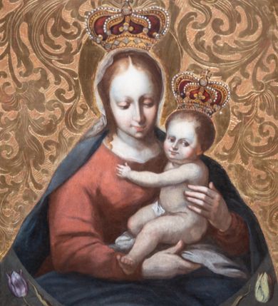 Zdjęcie nr 1: Obraz w formie stojącego prostokąta z przedstawieniem Matki Boskiej trzymającej Dzieciątko. Maria została ukazana w półpostaci, frontalnie, z pochyloną i skierowaną delikatnie w lewo głową. Prawą ręką podtrzymuje od dołu Dzieciątko, lewą obejmuje je. Maria ma pociągłą twarz, z wysokim czołem, o łagodnych rysach wydobytych światłocieniem, dużych, przymrużonych oczach skierowanych w lewo, prostym, długim nosie i pełnych ustach. Twarz okolona jasnobrązowymi włosami zakrytymi welonem. Ubrana jest w czerwoną suknię, niebieski płaszcz zarzucony na ramiona i kolana, na głowie ma biały, półprzeźroczysty welon oraz koronę zamkniętą z malowanymi perłami i kamieniami. Dzieciątko ukazane jest w pozycji siedzącej, zwrócone w trzech czwartych w prawo, z wyciągniętą do przodu lewą nogą, ujmuje lewą ręką Marię. Twarz ma okrągłą o pełnych policzkach i wystającej brodzie, z okrągłymi oczami patrzącymi na wprost, małym nosem i pełnymi ustami, okoloną krótkimi, jasnobrązowymi włosami. Dzieciątko siedzi na pieluszce, przesłaniającej jego podbrzusze, na głowie ma koronę zamkniętą z malowanymi perłami i kamieniami. Postacie ukazane na złoconym tle z rytą dekoracją roślinną. U dołu obrazu zarysowany jest łuk, w którego przyłuczach namalowane są dwa tulipany – fioletowy i biały. 