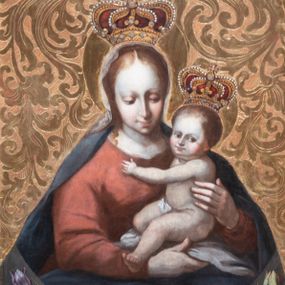 Zdjęcie nr 1: Obraz w formie stojącego prostokąta z przedstawieniem Matki Boskiej trzymającej Dzieciątko. Maria została ukazana w półpostaci, frontalnie, z pochyloną i skierowaną delikatnie w lewo głową. Prawą ręką podtrzymuje od dołu Dzieciątko, lewą obejmuje je. Maria ma pociągłą twarz, z wysokim czołem, o łagodnych rysach wydobytych światłocieniem, dużych, przymrużonych oczach skierowanych w lewo, prostym, długim nosie i pełnych ustach. Twarz okolona jasnobrązowymi włosami zakrytymi welonem. Ubrana jest w czerwoną suknię, niebieski płaszcz zarzucony na ramiona i kolana, na głowie ma biały, półprzeźroczysty welon oraz koronę zamkniętą z malowanymi perłami i kamieniami. Dzieciątko ukazane jest w pozycji siedzącej, zwrócone w trzech czwartych w prawo, z wyciągniętą do przodu lewą nogą, ujmuje lewą ręką Marię. Twarz ma okrągłą o pełnych policzkach i wystającej brodzie, z okrągłymi oczami patrzącymi na wprost, małym nosem i pełnymi ustami, okoloną krótkimi, jasnobrązowymi włosami. Dzieciątko siedzi na pieluszce, przesłaniającej jego podbrzusze, na głowie ma koronę zamkniętą z malowanymi perłami i kamieniami. Postacie ukazane na złoconym tle z rytą dekoracją roślinną. U dołu obrazu zarysowany jest łuk, w którego przyłuczach namalowane są dwa tulipany – fioletowy i biały. 
