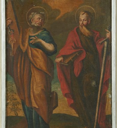 Zdjęcie nr 2: Obraz w formie stojącego prostokąta. Na awersie przedstawienie Matki Bożej Różańcowej oraz czterech świętych dominikańskich. Kompozycja dwustrefowa, wielopostaciowa. 
W górnej połowie obrazu ukazana Matka Boża z Dzieciątkiem na kolanach, siedząca frontalnie na obłokach, ze skrzyżowanymi nogami. Lewą ręką przytrzymuje Dzieciątko, prawą wyciąga w bok, w dłoni trzymając różaniec. Twarz ma owalną, o małych oczach, krótkim nosie i drobnych ustach, okoloną jasnymi włosami, ukrytymi pod welonem. Ubrana jest w jasnoróżową suknię, niebieski płaszcz zarzucony na ramiona i nogi, na głowie ma biały, rozwiany welon, a na stopach sandały. Dzieciątko ukazane w pozycji półleżącej na kolanach Matki, zwrócone w trzech czwartych w lewo, z głową skierowaną w przeciwną stronę, w obu rękach wyciągniętych w lewo trzyma różaniec. Dzieciątko ukazane jako niemal nagie, w partii podbrzusza przesłonięte białą tkaniną. Postacie w górnej strefie ukazane są pośród obłoków, na tle rozjaśnionego brązowo-żółtego nieba. W dolnej strefie dwie pary klęczących świętych zakonników i zakonnic. Po lewej św. Dominik, a za nim niezidentyfikowany dominikanin. Obaj zwróceni w trzech czwartych w lewo, z głowami uniesionymi w górę. Dominik ma dłonie skrzyżowane na piersi. Obaj mają szczupłe twarze, o małych okrągłych oczach, krótkich nosach i pełnych ustach, okolone krótkimi włosami, z tonsurami na głowie. Obaj ubrani są w białe habity z kapturami i szkaplerzami, Dominik ma na ramiona narzucony czarny płaszcz. Na czole ma gwiazdę. Przed nim leży pies trzymający pochodnię w pysku. Po prawej stronie św. Katarzyna Sieneńska, za nią niezidentyfikowana święta. Obie zakonnice zwrócone w trzech czwartych w prawo, z uniesionymi głowami. Święta Katarzyna z wyciągniętymi przed siebie rękami. Zakonnice o szczupłych twarzach, z niewielkimi oczami skierowanymi w górę, prostymi nosami i pełnymi ustami. Ubrane są w białe habity ze szkaplerzami, czarne płaszcz i welony. Święta Katarzyna ma na głowie koronę cierniową, na dłoniach stygmaty. Przed nią, na ziemi leży lilia. Nad głowami świętych aureole. Postacie w dolnej strefie ukazane na tle pejzażu z pagórkami w oddali. 
Na rewersie obrazu przedstawienie św. Piotra i św. Pawła w całej postaci. W lewej części obrazu Piotr zwrócony w trzech czwartych w prawo, w kontrapoście, z głową skierowaną w lewo. Prawą ręką przytrzymuje pionową belkę odwróconego krzyża, w dłoni trzyma dwa klucze, lewą rękę kładzie na piersi. Twarz ma szczupłą, o małych oczach, zadartym nosie i pełnych ustach, okoloną siwymi, kręconymi włosami i brodą. Ubrany jest w niebieską tunikę oraz jasnobrązowy płaszcz przewiązany diagonalnie przez prawe ramię. Na stopach ma sandały. W prawej części obrazu św. Paweł, ukazany frontalnie, w kontrapoście, z głową skierowana wprawo. W lewej ręce trzyma miecz skierowany ostrzem w dół, prawą przytrzymuje na boku księgę. Twarz ma pociągłą, o migdałowatych oczach, prostym nosie i pełnych ustach, okoloną długą brodą i jasnobrązowymi, krótkimi włosami. Ubrany jest w ciemnobrązową tunikę oraz czerwony płaszcz zarzucony na ramiona. Na stopach ma sandały. Wokół głów obu świętych nimby. Postacie ukazane na tle pejzażu. W górnej partii obrazu pośród obłoków, na tle rozświetlonego nieba Oko Opatrzności. 
Obraz ujęty wąską, profilowaną i srebrzoną ramą. 


