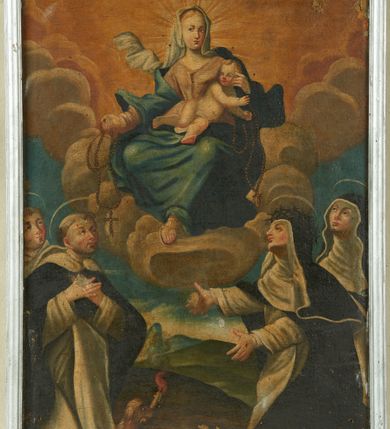 Zdjęcie nr 1: Obraz w formie stojącego prostokąta. Na awersie przedstawienie Matki Bożej Różańcowej oraz czterech świętych dominikańskich. Kompozycja dwustrefowa, wielopostaciowa. 
W górnej połowie obrazu ukazana Matka Boża z Dzieciątkiem na kolanach, siedząca frontalnie na obłokach, ze skrzyżowanymi nogami. Lewą ręką przytrzymuje Dzieciątko, prawą wyciąga w bok, w dłoni trzymając różaniec. Twarz ma owalną, o małych oczach, krótkim nosie i drobnych ustach, okoloną jasnymi włosami, ukrytymi pod welonem. Ubrana jest w jasnoróżową suknię, niebieski płaszcz zarzucony na ramiona i nogi, na głowie ma biały, rozwiany welon, a na stopach sandały. Dzieciątko ukazane w pozycji półleżącej na kolanach Matki, zwrócone w trzech czwartych w lewo, z głową skierowaną w przeciwną stronę, w obu rękach wyciągniętych w lewo trzyma różaniec. Dzieciątko ukazane jako niemal nagie, w partii podbrzusza przesłonięte białą tkaniną. Postacie w górnej strefie ukazane są pośród obłoków, na tle rozjaśnionego brązowo-żółtego nieba. W dolnej strefie dwie pary klęczących świętych zakonników i zakonnic. Po lewej św. Dominik, a za nim niezidentyfikowany dominikanin. Obaj zwróceni w trzech czwartych w lewo, z głowami uniesionymi w górę. Dominik ma dłonie skrzyżowane na piersi. Obaj mają szczupłe twarze, o małych okrągłych oczach, krótkich nosach i pełnych ustach, okolone krótkimi włosami, z tonsurami na głowie. Obaj ubrani są w białe habity z kapturami i szkaplerzami, Dominik ma na ramiona narzucony czarny płaszcz. Na czole ma gwiazdę. Przed nim leży pies trzymający pochodnię w pysku. Po prawej stronie św. Katarzyna Sieneńska, za nią niezidentyfikowana święta. Obie zakonnice zwrócone w trzech czwartych w prawo, z uniesionymi głowami. Święta Katarzyna z wyciągniętymi przed siebie rękami. Zakonnice o szczupłych twarzach, z niewielkimi oczami skierowanymi w górę, prostymi nosami i pełnymi ustami. Ubrane są w białe habity ze szkaplerzami, czarne płaszcz i welony. Święta Katarzyna ma na głowie koronę cierniową, na dłoniach stygmaty. Przed nią, na ziemi leży lilia. Nad głowami świętych aureole. Postacie w dolnej strefie ukazane na tle pejzażu z pagórkami w oddali. 
Na rewersie obrazu przedstawienie św. Piotra i św. Pawła w całej postaci. W lewej części obrazu Piotr zwrócony w trzech czwartych w prawo, w kontrapoście, z głową skierowaną w lewo. Prawą ręką przytrzymuje pionową belkę odwróconego krzyża, w dłoni trzyma dwa klucze, lewą rękę kładzie na piersi. Twarz ma szczupłą, o małych oczach, zadartym nosie i pełnych ustach, okoloną siwymi, kręconymi włosami i brodą. Ubrany jest w niebieską tunikę oraz jasnobrązowy płaszcz przewiązany diagonalnie przez prawe ramię. Na stopach ma sandały. W prawej części obrazu św. Paweł, ukazany frontalnie, w kontrapoście, z głową skierowana wprawo. W lewej ręce trzyma miecz skierowany ostrzem w dół, prawą przytrzymuje na boku księgę. Twarz ma pociągłą, o migdałowatych oczach, prostym nosie i pełnych ustach, okoloną długą brodą i jasnobrązowymi, krótkimi włosami. Ubrany jest w ciemnobrązową tunikę oraz czerwony płaszcz zarzucony na ramiona. Na stopach ma sandały. Wokół głów obu świętych nimby. Postacie ukazane na tle pejzażu. W górnej partii obrazu pośród obłoków, na tle rozświetlonego nieba Oko Opatrzności. 
Obraz ujęty wąską, profilowaną i srebrzoną ramą. 


