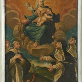 Zdjęcie nr 1: Obraz w formie stojącego prostokąta. Na awersie przedstawienie Matki Bożej Różańcowej oraz czterech świętych dominikańskich. Kompozycja dwustrefowa, wielopostaciowa. 
W górnej połowie obrazu ukazana Matka Boża z Dzieciątkiem na kolanach, siedząca frontalnie na obłokach, ze skrzyżowanymi nogami. Lewą ręką przytrzymuje Dzieciątko, prawą wyciąga w bok, w dłoni trzymając różaniec. Twarz ma owalną, o małych oczach, krótkim nosie i drobnych ustach, okoloną jasnymi włosami, ukrytymi pod welonem. Ubrana jest w jasnoróżową suknię, niebieski płaszcz zarzucony na ramiona i nogi, na głowie ma biały, rozwiany welon, a na stopach sandały. Dzieciątko ukazane w pozycji półleżącej na kolanach Matki, zwrócone w trzech czwartych w lewo, z głową skierowaną w przeciwną stronę, w obu rękach wyciągniętych w lewo trzyma różaniec. Dzieciątko ukazane jako niemal nagie, w partii podbrzusza przesłonięte białą tkaniną. Postacie w górnej strefie ukazane są pośród obłoków, na tle rozjaśnionego brązowo-żółtego nieba. W dolnej strefie dwie pary klęczących świętych zakonników i zakonnic. Po lewej św. Dominik, a za nim niezidentyfikowany dominikanin. Obaj zwróceni w trzech czwartych w lewo, z głowami uniesionymi w górę. Dominik ma dłonie skrzyżowane na piersi. Obaj mają szczupłe twarze, o małych okrągłych oczach, krótkich nosach i pełnych ustach, okolone krótkimi włosami, z tonsurami na głowie. Obaj ubrani są w białe habity z kapturami i szkaplerzami, Dominik ma na ramiona narzucony czarny płaszcz. Na czole ma gwiazdę. Przed nim leży pies trzymający pochodnię w pysku. Po prawej stronie św. Katarzyna Sieneńska, za nią niezidentyfikowana święta. Obie zakonnice zwrócone w trzech czwartych w prawo, z uniesionymi głowami. Święta Katarzyna z wyciągniętymi przed siebie rękami. Zakonnice o szczupłych twarzach, z niewielkimi oczami skierowanymi w górę, prostymi nosami i pełnymi ustami. Ubrane są w białe habity ze szkaplerzami, czarne płaszcz i welony. Święta Katarzyna ma na głowie koronę cierniową, na dłoniach stygmaty. Przed nią, na ziemi leży lilia. Nad głowami świętych aureole. Postacie w dolnej strefie ukazane na tle pejzażu z pagórkami w oddali. 
Na rewersie obrazu przedstawienie św. Piotra i św. Pawła w całej postaci. W lewej części obrazu Piotr zwrócony w trzech czwartych w prawo, w kontrapoście, z głową skierowaną w lewo. Prawą ręką przytrzymuje pionową belkę odwróconego krzyża, w dłoni trzyma dwa klucze, lewą rękę kładzie na piersi. Twarz ma szczupłą, o małych oczach, zadartym nosie i pełnych ustach, okoloną siwymi, kręconymi włosami i brodą. Ubrany jest w niebieską tunikę oraz jasnobrązowy płaszcz przewiązany diagonalnie przez prawe ramię. Na stopach ma sandały. W prawej części obrazu św. Paweł, ukazany frontalnie, w kontrapoście, z głową skierowana wprawo. W lewej ręce trzyma miecz skierowany ostrzem w dół, prawą przytrzymuje na boku księgę. Twarz ma pociągłą, o migdałowatych oczach, prostym nosie i pełnych ustach, okoloną długą brodą i jasnobrązowymi, krótkimi włosami. Ubrany jest w ciemnobrązową tunikę oraz czerwony płaszcz zarzucony na ramiona. Na stopach ma sandały. Wokół głów obu świętych nimby. Postacie ukazane na tle pejzażu. W górnej partii obrazu pośród obłoków, na tle rozświetlonego nieba Oko Opatrzności. 
Obraz ujęty wąską, profilowaną i srebrzoną ramą. 


