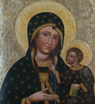 Zdjęcie nr 1: Tryptyk z wizerunkiem Matki Boskiej z Dzieciątkiem w środkowej kwaterze, ze skrzydłami z przedstawieniami na awersie św. Katarzyny i św. Barbary, a na rewersie św. Mikołaja i św. Stanisława. Środkowa kwatera w formie stojącego prostokąta z przedstawieniem Marii ukazanej w półpostaci, zwróconej w trzech czwartych w lewo, z pochyloną głową. Na lewym ramieniu podtrzymuje siedzące Dzieciątko, prawą dłonią wskazuje na nie. Twarz ma owalną, o migdałowatych oczach, prostym, wąskim nosie i małych, pełnych ustach. Ubrana jest w niebieską suknię, ze złoconymi lamówkami oraz ciemnoniebieski maforion w złocone gwiazdy, ze złoconymi lamówkami i ciemnoczerwoną podszewką, narzucony na głowę i ramiona, zapięty złoconą klamrą pod szyją. Dzieciątko ukazane w pozycji siedzącej, pochylone, zwrócone w trzech czwartych w prawo, lewą ręką opiera księgę na nodze, prawą wyciąga przed siebie w geście błogosławieństwa. Twarz ma owalną, o dużych, migdałowatych oczach, krótkim nosie i pełnych ustach, okoloną jasnymi, kręconymi i krótkimi włosami. Dzieciątko ubrane jest w luźną ciemnoniebieską tunikę o złoconym, kwiatowym wzorze, ze złoconym galonem. Postacie ukazane na złoconym i srebrzonym tle z rytą w zaprawie wicią roślinną z kwiatami. Wokół ich głów ryte w zaprawie nimby. W lewym dolnym rogu obrazu ukazane niewielkie postacie dwóch klęczących kobiet, zwróconych w trzech czwartych w lewo, z dłońmi złożonymi w geście modlitwy, z różańcami. W prawym dolnym rogu ukazany niewielki klęczący mężczyzna, zwrócony w trzech czwartych w prawo, z dłońmi złożonymi w geście modlitwy. 
Na awersie lewego skrzydła przedstawienie św. Katarzyny Aleksandryjskiej ujętej w całej postaci, zwróconej w trzech czwartych w lewo, z pochyloną głową, stojącej na postaci swojego oprawcy. W lewej, ugiętej na tle piersi ręce trzyma miecz, skierowany ostrzem w górę, prawą, opuszczoną w dół przytrzymuje przy boku koło. Twarz ma owalną, o wysokim czole, małych, migdałowatych oczach, prostym, krótkim nosie i małych ustach, okoloną długimi, brązowymi włosami, opadającymi wzdłuż ramion. Na głowie ma koronę otwartą. Ubrana jest w jasnozieloną suknię oraz jasnozielony, obfity płaszcz z czerwoną podszewką, zapięty pod szyją broszą, zarzucony na ramiona i podtrzymywany z przodu postaci. Święta stoi na niewielkiej postaci leżącego mężczyzny, ubranego w bogaty, ciemnoniebieski strój, ze złoconym pazem, z koroną otwartą na głowie. Katarzyna ukazana na złoconym i srebrzonym tle z rytą w zaprawie wicią roślinną z kwiatami. Wokół jej głowy ryty w zaprawie nimb. 
Na awersie prawego skrzydła przedstawienie św. Barbary ukazanej w całej postaci, zwróconej w trzech czwartych w prawo, z pochyloną głową, stojącej na postaci swojego oprawcy. W prawej, wyciągniętej przed siebie ręce podtrzymuje wieżę, lewą trzyma płaszcz. Twarz ma owalną, o wysokim czole, małych, migdałowatych oczach, prostym, krótkim nosie i małych ustach, okoloną długimi, jasnobrązowymi włosami, opadającymi wzdłuż ramion. Na głowie ma koronę otwartą. Ubrana jest w ciemnoniebieską suknię, przepasaną w talii oraz czerwony płaszcz z zieloną podszewką, zapięty pod szyją broszą, zarzucony na ramiona i podtrzymywany z przodu postaci. Święta stoi na niewielkiej postaci leżącego mężczyzny, ubranego w bogaty, ciemnoniebieski strój. Barbara ukazana na złoconym i srebrzonym tle z rytą w zaprawie wicią roślinną z kwiatami. Wokół jej głowy ryty w zaprawie nimb. 
Na rewersie lewego skrzydła przedstawienie św. Mikołaja ukazanego w całej postaci, zwróconego w trzech czwartych w lewo. W lewej ręce trzyma pastorał, prawą unosi w geście błogosławieństwa. Twarz ma pociągłą, o małych, migdałowatych oczach, prostym nosie i wąskich ustach, okoloną, krótką kręconą brodą i siwymi, krótkimi włosami skręconymi w pukle. Na głowie ma białą infułę z brązową opaską. Ubrany jest w białą albę, zieloną rokietę oraz obfity, niebieski ornat z czerwoną podszewką. Wokół jego głowy jasnożółty nimb. Święty ukazany jako stojący na trawie, z jednolitym, ciemnoczerwonym tłem. 
Na rewersie prawego skrzydła przedstawienie św. Stanisława ukazanego w całej postaci, zwróconego w trzech czwartych w prawo. W prawej ręce trzyma pastorał, lewą podtrzymuje przy boku księgę. Twarz ma pociągłą, o małych, migdałowatych oczach, prostym nosie i wąskich ustach, okoloną krótkimi, brązowymi włosami. Na głowie ma białą infułę z brązową opaską. Ubrany jest w białą albę, zieloną rokietę oraz obfity, czerwony ornat z niebieską podszewką. Wokół jego głowy jasnożółty nimb. Święty ukazany jako stojący na trawie, z jednolitym, ciemnoczerwonym tłem. 
Każdy z trzech obrazów ujęty osobną profilowaną ramą, złoconą z czerwoną obwódką. Skrzydła przymocowane do środkowej kwatery dwoma parami zawiasów. 
