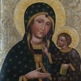 Zdjęcie nr 1: Tryptyk z wizerunkiem Matki Boskiej z Dzieciątkiem w środkowej kwaterze, ze skrzydłami z przedstawieniami na awersie św. Katarzyny i św. Barbary, a na rewersie św. Mikołaja i św. Stanisława. Środkowa kwatera w formie stojącego prostokąta z przedstawieniem Marii ukazanej w półpostaci, zwróconej w trzech czwartych w lewo, z pochyloną głową. Na lewym ramieniu podtrzymuje siedzące Dzieciątko, prawą dłonią wskazuje na nie. Twarz ma owalną, o migdałowatych oczach, prostym, wąskim nosie i małych, pełnych ustach. Ubrana jest w niebieską suknię, ze złoconymi lamówkami oraz ciemnoniebieski maforion w złocone gwiazdy, ze złoconymi lamówkami i ciemnoczerwoną podszewką, narzucony na głowę i ramiona, zapięty złoconą klamrą pod szyją. Dzieciątko ukazane w pozycji siedzącej, pochylone, zwrócone w trzech czwartych w prawo, lewą ręką opiera księgę na nodze, prawą wyciąga przed siebie w geście błogosławieństwa. Twarz ma owalną, o dużych, migdałowatych oczach, krótkim nosie i pełnych ustach, okoloną jasnymi, kręconymi i krótkimi włosami. Dzieciątko ubrane jest w luźną ciemnoniebieską tunikę o złoconym, kwiatowym wzorze, ze złoconym galonem. Postacie ukazane na złoconym i srebrzonym tle z rytą w zaprawie wicią roślinną z kwiatami. Wokół ich głów ryte w zaprawie nimby. W lewym dolnym rogu obrazu ukazane niewielkie postacie dwóch klęczących kobiet, zwróconych w trzech czwartych w lewo, z dłońmi złożonymi w geście modlitwy, z różańcami. W prawym dolnym rogu ukazany niewielki klęczący mężczyzna, zwrócony w trzech czwartych w prawo, z dłońmi złożonymi w geście modlitwy. 
Na awersie lewego skrzydła przedstawienie św. Katarzyny Aleksandryjskiej ujętej w całej postaci, zwróconej w trzech czwartych w lewo, z pochyloną głową, stojącej na postaci swojego oprawcy. W lewej, ugiętej na tle piersi ręce trzyma miecz, skierowany ostrzem w górę, prawą, opuszczoną w dół przytrzymuje przy boku koło. Twarz ma owalną, o wysokim czole, małych, migdałowatych oczach, prostym, krótkim nosie i małych ustach, okoloną długimi, brązowymi włosami, opadającymi wzdłuż ramion. Na głowie ma koronę otwartą. Ubrana jest w jasnozieloną suknię oraz jasnozielony, obfity płaszcz z czerwoną podszewką, zapięty pod szyją broszą, zarzucony na ramiona i podtrzymywany z przodu postaci. Święta stoi na niewielkiej postaci leżącego mężczyzny, ubranego w bogaty, ciemnoniebieski strój, ze złoconym pazem, z koroną otwartą na głowie. Katarzyna ukazana na złoconym i srebrzonym tle z rytą w zaprawie wicią roślinną z kwiatami. Wokół jej głowy ryty w zaprawie nimb. 
Na awersie prawego skrzydła przedstawienie św. Barbary ukazanej w całej postaci, zwróconej w trzech czwartych w prawo, z pochyloną głową, stojącej na postaci swojego oprawcy. W prawej, wyciągniętej przed siebie ręce podtrzymuje wieżę, lewą trzyma płaszcz. Twarz ma owalną, o wysokim czole, małych, migdałowatych oczach, prostym, krótkim nosie i małych ustach, okoloną długimi, jasnobrązowymi włosami, opadającymi wzdłuż ramion. Na głowie ma koronę otwartą. Ubrana jest w ciemnoniebieską suknię, przepasaną w talii oraz czerwony płaszcz z zieloną podszewką, zapięty pod szyją broszą, zarzucony na ramiona i podtrzymywany z przodu postaci. Święta stoi na niewielkiej postaci leżącego mężczyzny, ubranego w bogaty, ciemnoniebieski strój. Barbara ukazana na złoconym i srebrzonym tle z rytą w zaprawie wicią roślinną z kwiatami. Wokół jej głowy ryty w zaprawie nimb. 
Na rewersie lewego skrzydła przedstawienie św. Mikołaja ukazanego w całej postaci, zwróconego w trzech czwartych w lewo. W lewej ręce trzyma pastorał, prawą unosi w geście błogosławieństwa. Twarz ma pociągłą, o małych, migdałowatych oczach, prostym nosie i wąskich ustach, okoloną, krótką kręconą brodą i siwymi, krótkimi włosami skręconymi w pukle. Na głowie ma białą infułę z brązową opaską. Ubrany jest w białą albę, zieloną rokietę oraz obfity, niebieski ornat z czerwoną podszewką. Wokół jego głowy jasnożółty nimb. Święty ukazany jako stojący na trawie, z jednolitym, ciemnoczerwonym tłem. 
Na rewersie prawego skrzydła przedstawienie św. Stanisława ukazanego w całej postaci, zwróconego w trzech czwartych w prawo. W prawej ręce trzyma pastorał, lewą podtrzymuje przy boku księgę. Twarz ma pociągłą, o małych, migdałowatych oczach, prostym nosie i wąskich ustach, okoloną krótkimi, brązowymi włosami. Na głowie ma białą infułę z brązową opaską. Ubrany jest w białą albę, zieloną rokietę oraz obfity, czerwony ornat z niebieską podszewką. Wokół jego głowy jasnożółty nimb. Święty ukazany jako stojący na trawie, z jednolitym, ciemnoczerwonym tłem. 
Każdy z trzech obrazów ujęty osobną profilowaną ramą, złoconą z czerwoną obwódką. Skrzydła przymocowane do środkowej kwatery dwoma parami zawiasów. 
