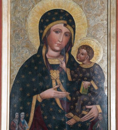 Zdjęcie nr 4: Tryptyk z wizerunkiem Matki Boskiej z Dzieciątkiem w środkowej kwaterze, ze skrzydłami z przedstawieniami na awersie św. Katarzyny i św. Barbary, a na rewersie św. Mikołaja i św. Stanisława. Środkowa kwatera w formie stojącego prostokąta z przedstawieniem Marii ukazanej w półpostaci, zwróconej w trzech czwartych w lewo, z pochyloną głową. Na lewym ramieniu podtrzymuje siedzące Dzieciątko, prawą dłonią wskazuje na nie. Twarz ma owalną, o migdałowatych oczach, prostym, wąskim nosie i małych, pełnych ustach. Ubrana jest w niebieską suknię, ze złoconymi lamówkami oraz ciemnoniebieski maforion w złocone gwiazdy, ze złoconymi lamówkami i ciemnoczerwoną podszewką, narzucony na głowę i ramiona, zapięty złoconą klamrą pod szyją. Dzieciątko ukazane w pozycji siedzącej, pochylone, zwrócone w trzech czwartych w prawo, lewą ręką opiera księgę na nodze, prawą wyciąga przed siebie w geście błogosławieństwa. Twarz ma owalną, o dużych, migdałowatych oczach, krótkim nosie i pełnych ustach, okoloną jasnymi, kręconymi i krótkimi włosami. Dzieciątko ubrane jest w luźną ciemnoniebieską tunikę o złoconym, kwiatowym wzorze, ze złoconym galonem. Postacie ukazane na złoconym i srebrzonym tle z rytą w zaprawie wicią roślinną z kwiatami. Wokół ich głów ryte w zaprawie nimby. W lewym dolnym rogu obrazu ukazane niewielkie postacie dwóch klęczących kobiet, zwróconych w trzech czwartych w lewo, z dłońmi złożonymi w geście modlitwy, z różańcami. W prawym dolnym rogu ukazany niewielki klęczący mężczyzna, zwrócony w trzech czwartych w prawo, z dłońmi złożonymi w geście modlitwy. 
Na awersie lewego skrzydła przedstawienie św. Katarzyny Aleksandryjskiej ujętej w całej postaci, zwróconej w trzech czwartych w lewo, z pochyloną głową, stojącej na postaci swojego oprawcy. W lewej, ugiętej na tle piersi ręce trzyma miecz, skierowany ostrzem w górę, prawą, opuszczoną w dół przytrzymuje przy boku koło. Twarz ma owalną, o wysokim czole, małych, migdałowatych oczach, prostym, krótkim nosie i małych ustach, okoloną długimi, brązowymi włosami, opadającymi wzdłuż ramion. Na głowie ma koronę otwartą. Ubrana jest w jasnozieloną suknię oraz jasnozielony, obfity płaszcz z czerwoną podszewką, zapięty pod szyją broszą, zarzucony na ramiona i podtrzymywany z przodu postaci. Święta stoi na niewielkiej postaci leżącego mężczyzny, ubranego w bogaty, ciemnoniebieski strój, ze złoconym pazem, z koroną otwartą na głowie. Katarzyna ukazana na złoconym i srebrzonym tle z rytą w zaprawie wicią roślinną z kwiatami. Wokół jej głowy ryty w zaprawie nimb. 
Na awersie prawego skrzydła przedstawienie św. Barbary ukazanej w całej postaci, zwróconej w trzech czwartych w prawo, z pochyloną głową, stojącej na postaci swojego oprawcy. W prawej, wyciągniętej przed siebie ręce podtrzymuje wieżę, lewą trzyma płaszcz. Twarz ma owalną, o wysokim czole, małych, migdałowatych oczach, prostym, krótkim nosie i małych ustach, okoloną długimi, jasnobrązowymi włosami, opadającymi wzdłuż ramion. Na głowie ma koronę otwartą. Ubrana jest w ciemnoniebieską suknię, przepasaną w talii oraz czerwony płaszcz z zieloną podszewką, zapięty pod szyją broszą, zarzucony na ramiona i podtrzymywany z przodu postaci. Święta stoi na niewielkiej postaci leżącego mężczyzny, ubranego w bogaty, ciemnoniebieski strój. Barbara ukazana na złoconym i srebrzonym tle z rytą w zaprawie wicią roślinną z kwiatami. Wokół jej głowy ryty w zaprawie nimb. 
Na rewersie lewego skrzydła przedstawienie św. Mikołaja ukazanego w całej postaci, zwróconego w trzech czwartych w lewo. W lewej ręce trzyma pastorał, prawą unosi w geście błogosławieństwa. Twarz ma pociągłą, o małych, migdałowatych oczach, prostym nosie i wąskich ustach, okoloną, krótką kręconą brodą i siwymi, krótkimi włosami skręconymi w pukle. Na głowie ma białą infułę z brązową opaską. Ubrany jest w białą albę, zieloną rokietę oraz obfity, niebieski ornat z czerwoną podszewką. Wokół jego głowy jasnożółty nimb. Święty ukazany jako stojący na trawie, z jednolitym, ciemnoczerwonym tłem. 
Na rewersie prawego skrzydła przedstawienie św. Stanisława ukazanego w całej postaci, zwróconego w trzech czwartych w prawo. W prawej ręce trzyma pastorał, lewą podtrzymuje przy boku księgę. Twarz ma pociągłą, o małych, migdałowatych oczach, prostym nosie i wąskich ustach, okoloną krótkimi, brązowymi włosami. Na głowie ma białą infułę z brązową opaską. Ubrany jest w białą albę, zieloną rokietę oraz obfity, czerwony ornat z niebieską podszewką. Wokół jego głowy jasnożółty nimb. Święty ukazany jako stojący na trawie, z jednolitym, ciemnoczerwonym tłem. 
Każdy z trzech obrazów ujęty osobną profilowaną ramą, złoconą z czerwoną obwódką. Skrzydła przymocowane do środkowej kwatery dwoma parami zawiasów. 
