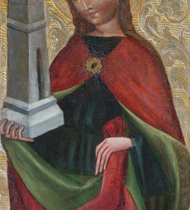 Zdjęcie nr 11: Tryptyk z wizerunkiem Matki Boskiej z Dzieciątkiem w środkowej kwaterze, ze skrzydłami z przedstawieniami na awersie św. Katarzyny i św. Barbary, a na rewersie św. Mikołaja i św. Stanisława. Środkowa kwatera w formie stojącego prostokąta z przedstawieniem Marii ukazanej w półpostaci, zwróconej w trzech czwartych w lewo, z pochyloną głową. Na lewym ramieniu podtrzymuje siedzące Dzieciątko, prawą dłonią wskazuje na nie. Twarz ma owalną, o migdałowatych oczach, prostym, wąskim nosie i małych, pełnych ustach. Ubrana jest w niebieską suknię, ze złoconymi lamówkami oraz ciemnoniebieski maforion w złocone gwiazdy, ze złoconymi lamówkami i ciemnoczerwoną podszewką, narzucony na głowę i ramiona, zapięty złoconą klamrą pod szyją. Dzieciątko ukazane w pozycji siedzącej, pochylone, zwrócone w trzech czwartych w prawo, lewą ręką opiera księgę na nodze, prawą wyciąga przed siebie w geście błogosławieństwa. Twarz ma owalną, o dużych, migdałowatych oczach, krótkim nosie i pełnych ustach, okoloną jasnymi, kręconymi i krótkimi włosami. Dzieciątko ubrane jest w luźną ciemnoniebieską tunikę o złoconym, kwiatowym wzorze, ze złoconym galonem. Postacie ukazane na złoconym i srebrzonym tle z rytą w zaprawie wicią roślinną z kwiatami. Wokół ich głów ryte w zaprawie nimby. W lewym dolnym rogu obrazu ukazane niewielkie postacie dwóch klęczących kobiet, zwróconych w trzech czwartych w lewo, z dłońmi złożonymi w geście modlitwy, z różańcami. W prawym dolnym rogu ukazany niewielki klęczący mężczyzna, zwrócony w trzech czwartych w prawo, z dłońmi złożonymi w geście modlitwy. 
Na awersie lewego skrzydła przedstawienie św. Katarzyny Aleksandryjskiej ujętej w całej postaci, zwróconej w trzech czwartych w lewo, z pochyloną głową, stojącej na postaci swojego oprawcy. W lewej, ugiętej na tle piersi ręce trzyma miecz, skierowany ostrzem w górę, prawą, opuszczoną w dół przytrzymuje przy boku koło. Twarz ma owalną, o wysokim czole, małych, migdałowatych oczach, prostym, krótkim nosie i małych ustach, okoloną długimi, brązowymi włosami, opadającymi wzdłuż ramion. Na głowie ma koronę otwartą. Ubrana jest w jasnozieloną suknię oraz jasnozielony, obfity płaszcz z czerwoną podszewką, zapięty pod szyją broszą, zarzucony na ramiona i podtrzymywany z przodu postaci. Święta stoi na niewielkiej postaci leżącego mężczyzny, ubranego w bogaty, ciemnoniebieski strój, ze złoconym pazem, z koroną otwartą na głowie. Katarzyna ukazana na złoconym i srebrzonym tle z rytą w zaprawie wicią roślinną z kwiatami. Wokół jej głowy ryty w zaprawie nimb. 
Na awersie prawego skrzydła przedstawienie św. Barbary ukazanej w całej postaci, zwróconej w trzech czwartych w prawo, z pochyloną głową, stojącej na postaci swojego oprawcy. W prawej, wyciągniętej przed siebie ręce podtrzymuje wieżę, lewą trzyma płaszcz. Twarz ma owalną, o wysokim czole, małych, migdałowatych oczach, prostym, krótkim nosie i małych ustach, okoloną długimi, jasnobrązowymi włosami, opadającymi wzdłuż ramion. Na głowie ma koronę otwartą. Ubrana jest w ciemnoniebieską suknię, przepasaną w talii oraz czerwony płaszcz z zieloną podszewką, zapięty pod szyją broszą, zarzucony na ramiona i podtrzymywany z przodu postaci. Święta stoi na niewielkiej postaci leżącego mężczyzny, ubranego w bogaty, ciemnoniebieski strój. Barbara ukazana na złoconym i srebrzonym tle z rytą w zaprawie wicią roślinną z kwiatami. Wokół jej głowy ryty w zaprawie nimb. 
Na rewersie lewego skrzydła przedstawienie św. Mikołaja ukazanego w całej postaci, zwróconego w trzech czwartych w lewo. W lewej ręce trzyma pastorał, prawą unosi w geście błogosławieństwa. Twarz ma pociągłą, o małych, migdałowatych oczach, prostym nosie i wąskich ustach, okoloną, krótką kręconą brodą i siwymi, krótkimi włosami skręconymi w pukle. Na głowie ma białą infułę z brązową opaską. Ubrany jest w białą albę, zieloną rokietę oraz obfity, niebieski ornat z czerwoną podszewką. Wokół jego głowy jasnożółty nimb. Święty ukazany jako stojący na trawie, z jednolitym, ciemnoczerwonym tłem. 
Na rewersie prawego skrzydła przedstawienie św. Stanisława ukazanego w całej postaci, zwróconego w trzech czwartych w prawo. W prawej ręce trzyma pastorał, lewą podtrzymuje przy boku księgę. Twarz ma pociągłą, o małych, migdałowatych oczach, prostym nosie i wąskich ustach, okoloną krótkimi, brązowymi włosami. Na głowie ma białą infułę z brązową opaską. Ubrany jest w białą albę, zieloną rokietę oraz obfity, czerwony ornat z niebieską podszewką. Wokół jego głowy jasnożółty nimb. Święty ukazany jako stojący na trawie, z jednolitym, ciemnoczerwonym tłem. 
Każdy z trzech obrazów ujęty osobną profilowaną ramą, złoconą z czerwoną obwódką. Skrzydła przymocowane do środkowej kwatery dwoma parami zawiasów. 
