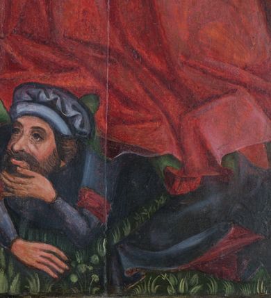 Zdjęcie nr 13: Tryptyk z wizerunkiem Matki Boskiej z Dzieciątkiem w środkowej kwaterze, ze skrzydłami z przedstawieniami na awersie św. Katarzyny i św. Barbary, a na rewersie św. Mikołaja i św. Stanisława. Środkowa kwatera w formie stojącego prostokąta z przedstawieniem Marii ukazanej w półpostaci, zwróconej w trzech czwartych w lewo, z pochyloną głową. Na lewym ramieniu podtrzymuje siedzące Dzieciątko, prawą dłonią wskazuje na nie. Twarz ma owalną, o migdałowatych oczach, prostym, wąskim nosie i małych, pełnych ustach. Ubrana jest w niebieską suknię, ze złoconymi lamówkami oraz ciemnoniebieski maforion w złocone gwiazdy, ze złoconymi lamówkami i ciemnoczerwoną podszewką, narzucony na głowę i ramiona, zapięty złoconą klamrą pod szyją. Dzieciątko ukazane w pozycji siedzącej, pochylone, zwrócone w trzech czwartych w prawo, lewą ręką opiera księgę na nodze, prawą wyciąga przed siebie w geście błogosławieństwa. Twarz ma owalną, o dużych, migdałowatych oczach, krótkim nosie i pełnych ustach, okoloną jasnymi, kręconymi i krótkimi włosami. Dzieciątko ubrane jest w luźną ciemnoniebieską tunikę o złoconym, kwiatowym wzorze, ze złoconym galonem. Postacie ukazane na złoconym i srebrzonym tle z rytą w zaprawie wicią roślinną z kwiatami. Wokół ich głów ryte w zaprawie nimby. W lewym dolnym rogu obrazu ukazane niewielkie postacie dwóch klęczących kobiet, zwróconych w trzech czwartych w lewo, z dłońmi złożonymi w geście modlitwy, z różańcami. W prawym dolnym rogu ukazany niewielki klęczący mężczyzna, zwrócony w trzech czwartych w prawo, z dłońmi złożonymi w geście modlitwy. 
Na awersie lewego skrzydła przedstawienie św. Katarzyny Aleksandryjskiej ujętej w całej postaci, zwróconej w trzech czwartych w lewo, z pochyloną głową, stojącej na postaci swojego oprawcy. W lewej, ugiętej na tle piersi ręce trzyma miecz, skierowany ostrzem w górę, prawą, opuszczoną w dół przytrzymuje przy boku koło. Twarz ma owalną, o wysokim czole, małych, migdałowatych oczach, prostym, krótkim nosie i małych ustach, okoloną długimi, brązowymi włosami, opadającymi wzdłuż ramion. Na głowie ma koronę otwartą. Ubrana jest w jasnozieloną suknię oraz jasnozielony, obfity płaszcz z czerwoną podszewką, zapięty pod szyją broszą, zarzucony na ramiona i podtrzymywany z przodu postaci. Święta stoi na niewielkiej postaci leżącego mężczyzny, ubranego w bogaty, ciemnoniebieski strój, ze złoconym pazem, z koroną otwartą na głowie. Katarzyna ukazana na złoconym i srebrzonym tle z rytą w zaprawie wicią roślinną z kwiatami. Wokół jej głowy ryty w zaprawie nimb. 
Na awersie prawego skrzydła przedstawienie św. Barbary ukazanej w całej postaci, zwróconej w trzech czwartych w prawo, z pochyloną głową, stojącej na postaci swojego oprawcy. W prawej, wyciągniętej przed siebie ręce podtrzymuje wieżę, lewą trzyma płaszcz. Twarz ma owalną, o wysokim czole, małych, migdałowatych oczach, prostym, krótkim nosie i małych ustach, okoloną długimi, jasnobrązowymi włosami, opadającymi wzdłuż ramion. Na głowie ma koronę otwartą. Ubrana jest w ciemnoniebieską suknię, przepasaną w talii oraz czerwony płaszcz z zieloną podszewką, zapięty pod szyją broszą, zarzucony na ramiona i podtrzymywany z przodu postaci. Święta stoi na niewielkiej postaci leżącego mężczyzny, ubranego w bogaty, ciemnoniebieski strój. Barbara ukazana na złoconym i srebrzonym tle z rytą w zaprawie wicią roślinną z kwiatami. Wokół jej głowy ryty w zaprawie nimb. 
Na rewersie lewego skrzydła przedstawienie św. Mikołaja ukazanego w całej postaci, zwróconego w trzech czwartych w lewo. W lewej ręce trzyma pastorał, prawą unosi w geście błogosławieństwa. Twarz ma pociągłą, o małych, migdałowatych oczach, prostym nosie i wąskich ustach, okoloną, krótką kręconą brodą i siwymi, krótkimi włosami skręconymi w pukle. Na głowie ma białą infułę z brązową opaską. Ubrany jest w białą albę, zieloną rokietę oraz obfity, niebieski ornat z czerwoną podszewką. Wokół jego głowy jasnożółty nimb. Święty ukazany jako stojący na trawie, z jednolitym, ciemnoczerwonym tłem. 
Na rewersie prawego skrzydła przedstawienie św. Stanisława ukazanego w całej postaci, zwróconego w trzech czwartych w prawo. W prawej ręce trzyma pastorał, lewą podtrzymuje przy boku księgę. Twarz ma pociągłą, o małych, migdałowatych oczach, prostym nosie i wąskich ustach, okoloną krótkimi, brązowymi włosami. Na głowie ma białą infułę z brązową opaską. Ubrany jest w białą albę, zieloną rokietę oraz obfity, czerwony ornat z niebieską podszewką. Wokół jego głowy jasnożółty nimb. Święty ukazany jako stojący na trawie, z jednolitym, ciemnoczerwonym tłem. 
Każdy z trzech obrazów ujęty osobną profilowaną ramą, złoconą z czerwoną obwódką. Skrzydła przymocowane do środkowej kwatery dwoma parami zawiasów. 
