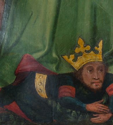 Zdjęcie nr 14: Tryptyk z wizerunkiem Matki Boskiej z Dzieciątkiem w środkowej kwaterze, ze skrzydłami z przedstawieniami na awersie św. Katarzyny i św. Barbary, a na rewersie św. Mikołaja i św. Stanisława. Środkowa kwatera w formie stojącego prostokąta z przedstawieniem Marii ukazanej w półpostaci, zwróconej w trzech czwartych w lewo, z pochyloną głową. Na lewym ramieniu podtrzymuje siedzące Dzieciątko, prawą dłonią wskazuje na nie. Twarz ma owalną, o migdałowatych oczach, prostym, wąskim nosie i małych, pełnych ustach. Ubrana jest w niebieską suknię, ze złoconymi lamówkami oraz ciemnoniebieski maforion w złocone gwiazdy, ze złoconymi lamówkami i ciemnoczerwoną podszewką, narzucony na głowę i ramiona, zapięty złoconą klamrą pod szyją. Dzieciątko ukazane w pozycji siedzącej, pochylone, zwrócone w trzech czwartych w prawo, lewą ręką opiera księgę na nodze, prawą wyciąga przed siebie w geście błogosławieństwa. Twarz ma owalną, o dużych, migdałowatych oczach, krótkim nosie i pełnych ustach, okoloną jasnymi, kręconymi i krótkimi włosami. Dzieciątko ubrane jest w luźną ciemnoniebieską tunikę o złoconym, kwiatowym wzorze, ze złoconym galonem. Postacie ukazane na złoconym i srebrzonym tle z rytą w zaprawie wicią roślinną z kwiatami. Wokół ich głów ryte w zaprawie nimby. W lewym dolnym rogu obrazu ukazane niewielkie postacie dwóch klęczących kobiet, zwróconych w trzech czwartych w lewo, z dłońmi złożonymi w geście modlitwy, z różańcami. W prawym dolnym rogu ukazany niewielki klęczący mężczyzna, zwrócony w trzech czwartych w prawo, z dłońmi złożonymi w geście modlitwy. 
Na awersie lewego skrzydła przedstawienie św. Katarzyny Aleksandryjskiej ujętej w całej postaci, zwróconej w trzech czwartych w lewo, z pochyloną głową, stojącej na postaci swojego oprawcy. W lewej, ugiętej na tle piersi ręce trzyma miecz, skierowany ostrzem w górę, prawą, opuszczoną w dół przytrzymuje przy boku koło. Twarz ma owalną, o wysokim czole, małych, migdałowatych oczach, prostym, krótkim nosie i małych ustach, okoloną długimi, brązowymi włosami, opadającymi wzdłuż ramion. Na głowie ma koronę otwartą. Ubrana jest w jasnozieloną suknię oraz jasnozielony, obfity płaszcz z czerwoną podszewką, zapięty pod szyją broszą, zarzucony na ramiona i podtrzymywany z przodu postaci. Święta stoi na niewielkiej postaci leżącego mężczyzny, ubranego w bogaty, ciemnoniebieski strój, ze złoconym pazem, z koroną otwartą na głowie. Katarzyna ukazana na złoconym i srebrzonym tle z rytą w zaprawie wicią roślinną z kwiatami. Wokół jej głowy ryty w zaprawie nimb. 
Na awersie prawego skrzydła przedstawienie św. Barbary ukazanej w całej postaci, zwróconej w trzech czwartych w prawo, z pochyloną głową, stojącej na postaci swojego oprawcy. W prawej, wyciągniętej przed siebie ręce podtrzymuje wieżę, lewą trzyma płaszcz. Twarz ma owalną, o wysokim czole, małych, migdałowatych oczach, prostym, krótkim nosie i małych ustach, okoloną długimi, jasnobrązowymi włosami, opadającymi wzdłuż ramion. Na głowie ma koronę otwartą. Ubrana jest w ciemnoniebieską suknię, przepasaną w talii oraz czerwony płaszcz z zieloną podszewką, zapięty pod szyją broszą, zarzucony na ramiona i podtrzymywany z przodu postaci. Święta stoi na niewielkiej postaci leżącego mężczyzny, ubranego w bogaty, ciemnoniebieski strój. Barbara ukazana na złoconym i srebrzonym tle z rytą w zaprawie wicią roślinną z kwiatami. Wokół jej głowy ryty w zaprawie nimb. 
Na rewersie lewego skrzydła przedstawienie św. Mikołaja ukazanego w całej postaci, zwróconego w trzech czwartych w lewo. W lewej ręce trzyma pastorał, prawą unosi w geście błogosławieństwa. Twarz ma pociągłą, o małych, migdałowatych oczach, prostym nosie i wąskich ustach, okoloną, krótką kręconą brodą i siwymi, krótkimi włosami skręconymi w pukle. Na głowie ma białą infułę z brązową opaską. Ubrany jest w białą albę, zieloną rokietę oraz obfity, niebieski ornat z czerwoną podszewką. Wokół jego głowy jasnożółty nimb. Święty ukazany jako stojący na trawie, z jednolitym, ciemnoczerwonym tłem. 
Na rewersie prawego skrzydła przedstawienie św. Stanisława ukazanego w całej postaci, zwróconego w trzech czwartych w prawo. W prawej ręce trzyma pastorał, lewą podtrzymuje przy boku księgę. Twarz ma pociągłą, o małych, migdałowatych oczach, prostym nosie i wąskich ustach, okoloną krótkimi, brązowymi włosami. Na głowie ma białą infułę z brązową opaską. Ubrany jest w białą albę, zieloną rokietę oraz obfity, czerwony ornat z niebieską podszewką. Wokół jego głowy jasnożółty nimb. Święty ukazany jako stojący na trawie, z jednolitym, ciemnoczerwonym tłem. 
Każdy z trzech obrazów ujęty osobną profilowaną ramą, złoconą z czerwoną obwódką. Skrzydła przymocowane do środkowej kwatery dwoma parami zawiasów. 
