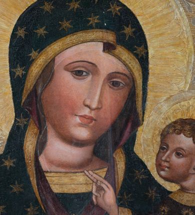 Zdjęcie nr 5: Tryptyk z wizerunkiem Matki Boskiej z Dzieciątkiem w środkowej kwaterze, ze skrzydłami z przedstawieniami na awersie św. Katarzyny i św. Barbary, a na rewersie św. Mikołaja i św. Stanisława. Środkowa kwatera w formie stojącego prostokąta z przedstawieniem Marii ukazanej w półpostaci, zwróconej w trzech czwartych w lewo, z pochyloną głową. Na lewym ramieniu podtrzymuje siedzące Dzieciątko, prawą dłonią wskazuje na nie. Twarz ma owalną, o migdałowatych oczach, prostym, wąskim nosie i małych, pełnych ustach. Ubrana jest w niebieską suknię, ze złoconymi lamówkami oraz ciemnoniebieski maforion w złocone gwiazdy, ze złoconymi lamówkami i ciemnoczerwoną podszewką, narzucony na głowę i ramiona, zapięty złoconą klamrą pod szyją. Dzieciątko ukazane w pozycji siedzącej, pochylone, zwrócone w trzech czwartych w prawo, lewą ręką opiera księgę na nodze, prawą wyciąga przed siebie w geście błogosławieństwa. Twarz ma owalną, o dużych, migdałowatych oczach, krótkim nosie i pełnych ustach, okoloną jasnymi, kręconymi i krótkimi włosami. Dzieciątko ubrane jest w luźną ciemnoniebieską tunikę o złoconym, kwiatowym wzorze, ze złoconym galonem. Postacie ukazane na złoconym i srebrzonym tle z rytą w zaprawie wicią roślinną z kwiatami. Wokół ich głów ryte w zaprawie nimby. W lewym dolnym rogu obrazu ukazane niewielkie postacie dwóch klęczących kobiet, zwróconych w trzech czwartych w lewo, z dłońmi złożonymi w geście modlitwy, z różańcami. W prawym dolnym rogu ukazany niewielki klęczący mężczyzna, zwrócony w trzech czwartych w prawo, z dłońmi złożonymi w geście modlitwy. 
Na awersie lewego skrzydła przedstawienie św. Katarzyny Aleksandryjskiej ujętej w całej postaci, zwróconej w trzech czwartych w lewo, z pochyloną głową, stojącej na postaci swojego oprawcy. W lewej, ugiętej na tle piersi ręce trzyma miecz, skierowany ostrzem w górę, prawą, opuszczoną w dół przytrzymuje przy boku koło. Twarz ma owalną, o wysokim czole, małych, migdałowatych oczach, prostym, krótkim nosie i małych ustach, okoloną długimi, brązowymi włosami, opadającymi wzdłuż ramion. Na głowie ma koronę otwartą. Ubrana jest w jasnozieloną suknię oraz jasnozielony, obfity płaszcz z czerwoną podszewką, zapięty pod szyją broszą, zarzucony na ramiona i podtrzymywany z przodu postaci. Święta stoi na niewielkiej postaci leżącego mężczyzny, ubranego w bogaty, ciemnoniebieski strój, ze złoconym pazem, z koroną otwartą na głowie. Katarzyna ukazana na złoconym i srebrzonym tle z rytą w zaprawie wicią roślinną z kwiatami. Wokół jej głowy ryty w zaprawie nimb. 
Na awersie prawego skrzydła przedstawienie św. Barbary ukazanej w całej postaci, zwróconej w trzech czwartych w prawo, z pochyloną głową, stojącej na postaci swojego oprawcy. W prawej, wyciągniętej przed siebie ręce podtrzymuje wieżę, lewą trzyma płaszcz. Twarz ma owalną, o wysokim czole, małych, migdałowatych oczach, prostym, krótkim nosie i małych ustach, okoloną długimi, jasnobrązowymi włosami, opadającymi wzdłuż ramion. Na głowie ma koronę otwartą. Ubrana jest w ciemnoniebieską suknię, przepasaną w talii oraz czerwony płaszcz z zieloną podszewką, zapięty pod szyją broszą, zarzucony na ramiona i podtrzymywany z przodu postaci. Święta stoi na niewielkiej postaci leżącego mężczyzny, ubranego w bogaty, ciemnoniebieski strój. Barbara ukazana na złoconym i srebrzonym tle z rytą w zaprawie wicią roślinną z kwiatami. Wokół jej głowy ryty w zaprawie nimb. 
Na rewersie lewego skrzydła przedstawienie św. Mikołaja ukazanego w całej postaci, zwróconego w trzech czwartych w lewo. W lewej ręce trzyma pastorał, prawą unosi w geście błogosławieństwa. Twarz ma pociągłą, o małych, migdałowatych oczach, prostym nosie i wąskich ustach, okoloną, krótką kręconą brodą i siwymi, krótkimi włosami skręconymi w pukle. Na głowie ma białą infułę z brązową opaską. Ubrany jest w białą albę, zieloną rokietę oraz obfity, niebieski ornat z czerwoną podszewką. Wokół jego głowy jasnożółty nimb. Święty ukazany jako stojący na trawie, z jednolitym, ciemnoczerwonym tłem. 
Na rewersie prawego skrzydła przedstawienie św. Stanisława ukazanego w całej postaci, zwróconego w trzech czwartych w prawo. W prawej ręce trzyma pastorał, lewą podtrzymuje przy boku księgę. Twarz ma pociągłą, o małych, migdałowatych oczach, prostym nosie i wąskich ustach, okoloną krótkimi, brązowymi włosami. Na głowie ma białą infułę z brązową opaską. Ubrany jest w białą albę, zieloną rokietę oraz obfity, czerwony ornat z niebieską podszewką. Wokół jego głowy jasnożółty nimb. Święty ukazany jako stojący na trawie, z jednolitym, ciemnoczerwonym tłem. 
Każdy z trzech obrazów ujęty osobną profilowaną ramą, złoconą z czerwoną obwódką. Skrzydła przymocowane do środkowej kwatery dwoma parami zawiasów. 
