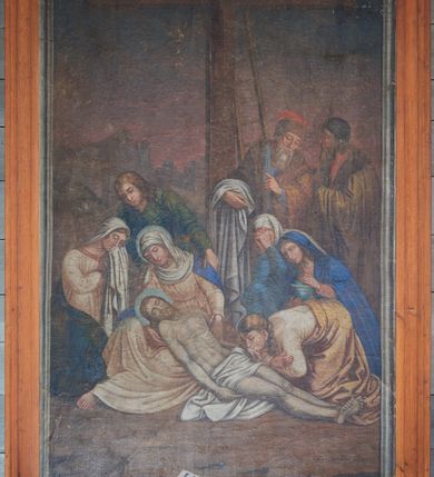 Zdjęcie nr 1: Obraz w formie stojącego prostokąta. W centrum grupa postaci pod krzyżem. Pośrodku sceny ukazana Maria w pozycji siedzącej, która obiema rękami przytrzymuje martwe ciało Chrystusa, bezwładnie leżące na ziemi. Za nią stoi pochylony św. Jan Ewangelista, po prawej klęczy zaś kobieta ocierająca twarz. Po lewej stronie Marii trzy klęczące kobiety, spośród których jedna pochylona całuje dłoń Chrystusa, druga trzyma puszkę, trzecia przesłania twarz splecionymi dłońmi. Za nimi stoją dwaj dyskutujący starcy, prawdopodobnie Józef z Arymatei i Nikodem, z których jeden trzyma białą tkaninę, a drugi koronę cierniową. Postacie o schematycznych rysach twarzy, pozbawionych cech indywidualnych; ubrane w tuniki i płaszcze, kobiety z welonami na głowach, a starcy w nakryciach głowy. Za postaciami znajduje się krzyż, o który oparta jest drabina. Scena ukazana na tle górzystego pejzażu z ciemnym, fioletowo-granatowym niebem. W dolnej części obrazu, na ziemi ukazana misa z gąbką, titulus oraz gwoździe. Obraz obwiedziony malowaną, szarą ramą oraz ujęty drewnianą, profilowaną ramą. 