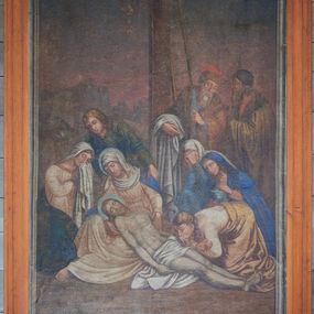 Zdjęcie nr 1: Obraz w formie stojącego prostokąta. W centrum grupa postaci pod krzyżem. Pośrodku sceny ukazana Maria w pozycji siedzącej, która obiema rękami przytrzymuje martwe ciało Chrystusa, bezwładnie leżące na ziemi. Za nią stoi pochylony św. Jan Ewangelista, po prawej klęczy zaś kobieta ocierająca twarz. Po lewej stronie Marii trzy klęczące kobiety, spośród których jedna pochylona całuje dłoń Chrystusa, druga trzyma puszkę, trzecia przesłania twarz splecionymi dłońmi. Za nimi stoją dwaj dyskutujący starcy, prawdopodobnie Józef z Arymatei i Nikodem, z których jeden trzyma białą tkaninę, a drugi koronę cierniową. Postacie o schematycznych rysach twarzy, pozbawionych cech indywidualnych; ubrane w tuniki i płaszcze, kobiety z welonami na głowach, a starcy w nakryciach głowy. Za postaciami znajduje się krzyż, o który oparta jest drabina. Scena ukazana na tle górzystego pejzażu z ciemnym, fioletowo-granatowym niebem. W dolnej części obrazu, na ziemi ukazana misa z gąbką, titulus oraz gwoździe. Obraz obwiedziony malowaną, szarą ramą oraz ujęty drewnianą, profilowaną ramą. 