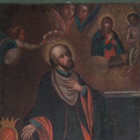 Zdjęcie nr 1: Obraz w formie stojącego prostokąta ukazuje św. Jana Kantego modlącego się przed ołtarzem, nad którym ukazali się Matka Boska i Chrystus w sarkofagu. Święty w pozycji klęczącej, zwrócony jest w trzech czwartych w lewo, z uniesioną głową, lewą rękę kładzie na piersi, prawą wyciąga w bok. Twarz ma pociągłą, o dużych oczach, garbatym nosie i wąskich ustach, okoloną gęstą brodą i krótkimi włosami, z łysiną na głowie. Ubrany jest w czarną togę profesorską z czerwoną podszewką, białą załogą (pelerynką) i niebieskimi mankietami i kołnierzykiem. W prawym górnym rogu obrazu przedstawienie Marii w półpostaci z rękami złożonymi w geście modlitwy oraz Chrystusa Boleściwego w sarkofagu, ze stojącym przed nim kielichem, otoczonych obłokami. Na szacie Jana Kantego w prawym dolnym rogu leżą kwiaty lilii. Za nim, w lewym dolnym rogu herb Uniwersytetu Krakowskiego. Nadlatujący anioł podtrzymuje wieniec nad głową świętego. Nad nim dwie uskrzydlone główki anielskie. Scena ukazana na brązowym tle. 

