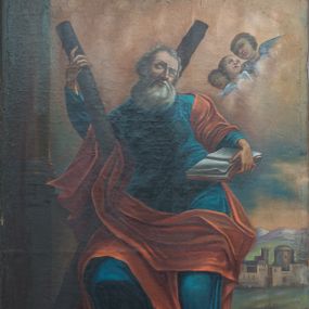 Zdjęcie nr 1: Obraz w formie stojącego prostokąta ukazuje św. Andrzeja wspartego na krzyżu w kształcie litery X. Święty zwrócony jest w trzech czwartych w prawo, z uniesioną głową skierowaną w przeciwną stronę, stoi w kontrapoście, na ugiętych kolanach, ma esowato wygiętą sylwetkę. Prawą ręką obejmuje jedno ramię krzyża, lewą przytrzymuje przy boku otwartą księgę. Twarz ma pociągłą, o starczych rysach, z oczami skierowanymi do góry, ściągniętymi brwiami, prostym nosem i wąskimi ustami, okoloną długą, białą brodą oraz krótkimi siwymi włosami. Ubrany jest w niebieską suknię i zarzucony na ramiona i kolana czerwony płaszcz. W tle po prawej stronie świętego kolumna o gładkim trzonie, a po lewej w głębi widok murów miejskich i gór. W górnej połowie obrazu niebo spowite różowymi obłokami, spośród których wyłaniają się uskrzydlone główki anielskie. Wzdłuż dolnej krawędzi napis: „HOC ALTARE A(NNO) D(OMINI) 1760 ERECTUM MEM(EN)TO ANDRE APOSTOLO”. Mniejszymi literami, w prawym dolnym rogu drugi napis: „1958 ODNAWIAŁ / St(anisław) MARKOWICZ / RYBNA”.  