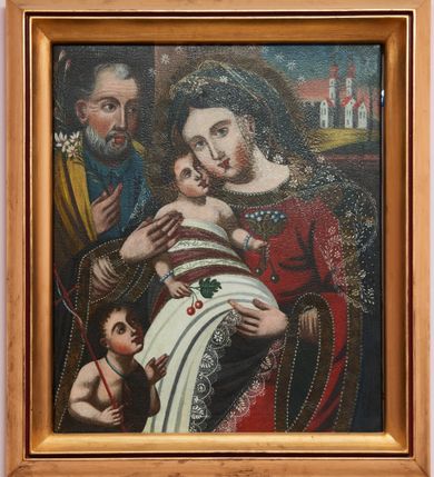 Zdjęcie nr 1: Obraz w formie stojącego prostokąta, z przedstawieniem Matki Boskiej z Dzieciątkiem, stojącym za nią św. Józefem oraz niewielką postacią św. Jana Chrzciciela. W centrum Matka Boska ukazana do pasa, zwrócona w trzech czwartych w prawo, obiema rękami przytrzymuje i przytula do prawego ramienia Dzieciątko, głowę ma lekko pochyloną, przytuloną do Jezusa. Twarz ma owalną, o migdałowatych oczach, wąskim nosie i małych, pełnych ustach, okolona ciemnymi włosami ukrytymi pod welonem. Ubrana jest w czerwoną suknię o szerokich rękawach, lamowaną pasem z zygzakowatym wzorem rytym w zaprawie, w kolorze brązowym. Na głowę i ramiona ma narzucony ciemnoniebieski płaszcz o analogicznym lamowaniu. Na głowie ma dodatkowo prześwitujący, koronkowy welon, o motywie kwiatowym, wokół niej nimb z gwiazd. Dzieciątko w pozycji półleżącej, zwrócone w trzech czwartych w lewo, twarz przytula do policzka Matki. Twarz ma pociągłą, o pełnych policzkach, migdałowatych oczach skierowanych w górę, małym nosie i pełnych ustach, okoloną krótkimi, brązowymi włosami. W lewej, ugiętej ręce trzyma liściasty kielich z jagodami, w prawej gałązkę z wiśniami. Dzieciątko owinięte jest w tkaninę w czerwono-białe pasy, dekorowaną motywem roślinnym, o krawędzi obszytej koronką, odsłaniającą pierś i ręce. Na nadgarstkach ma bransolety z niebieskich korali. Wokół głów Marii i Dzieciątka nimby z rytym w zaprawie wzorem w jodełkę, malowane na kolor brązowy. W lewej części obrazu, za Marią stoi św. Józef, ukazany do pasa, zwrócony w trzech czwartych w lewo. W wyciągniętej spod płaszcza ręce trzyma gałązkę lilii. Twarz ma pociągłą, o dużych, migdałowatych oczach, długim, prostym nosie i małych, pełnych ustach, okoloną krótkimi i siwymi brodą i włosami. Ubrany jest w niebieską suknię z kołnierzykiem, na ramiona ma narzucony żółty płaszcz. W lewym dolnym rogu obrazu półpostać św. Jana Chrzciciela ukazanego jako dziecko, zwróconego w trzech czwartych w lewo, z uniesioną głową. W lewej ugiętej ręce trzyma laskę zakończoną krzyżem, z białą taśmą; prawą, ugiętą, unosi w geście błogosławieństwa. Twarz ma okrągłą, o migdałowatych oczach, prostym nosie i małych ustach, okoloną krótkimi, brązowymi włosami. Przez lewe ramię ma przerzuconą brązową melotę, podtrzymywaną na niebieskiej wstążce. Postacie ukazane we wnętrzu, z prostokątnym oknem w prawym górnym rogu, z którego widoczny jest budynek kościoła na tle pejzażu. 