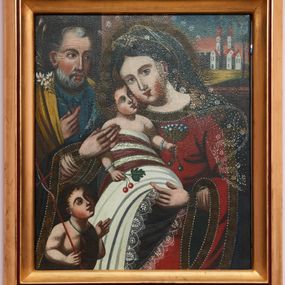 Zdjęcie nr 1: Obraz w formie stojącego prostokąta, z przedstawieniem Matki Boskiej z Dzieciątkiem, stojącym za nią św. Józefem oraz niewielką postacią św. Jana Chrzciciela. W centrum Matka Boska ukazana do pasa, zwrócona w trzech czwartych w prawo, obiema rękami przytrzymuje i przytula do prawego ramienia Dzieciątko, głowę ma lekko pochyloną, przytuloną do Jezusa. Twarz ma owalną, o migdałowatych oczach, wąskim nosie i małych, pełnych ustach, okolona ciemnymi włosami ukrytymi pod welonem. Ubrana jest w czerwoną suknię o szerokich rękawach, lamowaną pasem z zygzakowatym wzorem rytym w zaprawie, w kolorze brązowym. Na głowę i ramiona ma narzucony ciemnoniebieski płaszcz o analogicznym lamowaniu. Na głowie ma dodatkowo prześwitujący, koronkowy welon, o motywie kwiatowym, wokół niej nimb z gwiazd. Dzieciątko w pozycji półleżącej, zwrócone w trzech czwartych w lewo, twarz przytula do policzka Matki. Twarz ma pociągłą, o pełnych policzkach, migdałowatych oczach skierowanych w górę, małym nosie i pełnych ustach, okoloną krótkimi, brązowymi włosami. W lewej, ugiętej ręce trzyma liściasty kielich z jagodami, w prawej gałązkę z wiśniami. Dzieciątko owinięte jest w tkaninę w czerwono-białe pasy, dekorowaną motywem roślinnym, o krawędzi obszytej koronką, odsłaniającą pierś i ręce. Na nadgarstkach ma bransolety z niebieskich korali. Wokół głów Marii i Dzieciątka nimby z rytym w zaprawie wzorem w jodełkę, malowane na kolor brązowy. W lewej części obrazu, za Marią stoi św. Józef, ukazany do pasa, zwrócony w trzech czwartych w lewo. W wyciągniętej spod płaszcza ręce trzyma gałązkę lilii. Twarz ma pociągłą, o dużych, migdałowatych oczach, długim, prostym nosie i małych, pełnych ustach, okoloną krótkimi i siwymi brodą i włosami. Ubrany jest w niebieską suknię z kołnierzykiem, na ramiona ma narzucony żółty płaszcz. W lewym dolnym rogu obrazu półpostać św. Jana Chrzciciela ukazanego jako dziecko, zwróconego w trzech czwartych w lewo, z uniesioną głową. W lewej ugiętej ręce trzyma laskę zakończoną krzyżem, z białą taśmą; prawą, ugiętą, unosi w geście błogosławieństwa. Twarz ma okrągłą, o migdałowatych oczach, prostym nosie i małych ustach, okoloną krótkimi, brązowymi włosami. Przez lewe ramię ma przerzuconą brązową melotę, podtrzymywaną na niebieskiej wstążce. Postacie ukazane we wnętrzu, z prostokątnym oknem w prawym górnym rogu, z którego widoczny jest budynek kościoła na tle pejzażu. 