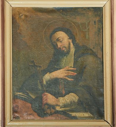 Zdjęcie nr 1: Obraz w formie stojącego prostokąta z przedstawieniem św. Jana Nepomucena przed stołem. Święty ukazany do pasa, zwrócony w trzech czwartych w prawo, z pochyloną głową. Obie ugięte ręce opiera o blat, prawą dłoń kładzie na piersi, w lewej, wyciągniętej przed siebie trzyma krucyfiks. Twarz ma szczupłą, o dużych, półprzymkniętych oczach, wąskim nosie i pełnych ustach, okoloną krótką, ciemną brodą i brązowymi włosami, opadającymi na ramiona. Wokół głowy ma aureolę. Ubrany jest w białą komżę, z rękawami obszytymi koronką. Na ramiona ma narzuconą brązową almucję z kapturem, zawiązaną na piersi czerwonym sznurkiem z chwostami, pod szyją ma befkę. Na stoliku, przed świętym leży otwarta księga i czaszka. Postać ukazana na jasnobrązowym tle, rozjaśnionym w lewym górnym rogu obrazu, gdzie ukazano Oko Opatrzności w glorii i w otoczeniu gwiazd. W prawym górnym rogu obrazu namalowana podwieszona niebieska draperia. Obraz ujęty drewnianą, profilowaną ramą, polichromowaną w kolorze beżowym i brązowym. 
