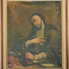 Zdjęcie nr 1: Obraz w formie stojącego prostokąta z przedstawieniem św. Jana Nepomucena przed stołem. Święty ukazany do pasa, zwrócony w trzech czwartych w prawo, z pochyloną głową. Obie ugięte ręce opiera o blat, prawą dłoń kładzie na piersi, w lewej, wyciągniętej przed siebie trzyma krucyfiks. Twarz ma szczupłą, o dużych, półprzymkniętych oczach, wąskim nosie i pełnych ustach, okoloną krótką, ciemną brodą i brązowymi włosami, opadającymi na ramiona. Wokół głowy ma aureolę. Ubrany jest w białą komżę, z rękawami obszytymi koronką. Na ramiona ma narzuconą brązową almucję z kapturem, zawiązaną na piersi czerwonym sznurkiem z chwostami, pod szyją ma befkę. Na stoliku, przed świętym leży otwarta księga i czaszka. Postać ukazana na jasnobrązowym tle, rozjaśnionym w lewym górnym rogu obrazu, gdzie ukazano Oko Opatrzności w glorii i w otoczeniu gwiazd. W prawym górnym rogu obrazu namalowana podwieszona niebieska draperia. Obraz ujęty drewnianą, profilowaną ramą, polichromowaną w kolorze beżowym i brązowym. 
