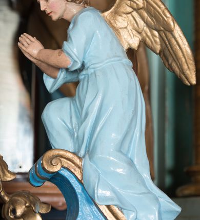 Zdjęcie nr 35: Nastawa ołtarzowa architektoniczna, jednoosiowa, jednokondygnacyjna ze zwieńczeniem, ustawiona na dwustrefowym cokole, z wyodrębnionymi dwiema parami prostopadłościanów. Ołtarz kamienny, wolnostojący, ustawiony na dwustopniowej podstawie, ujęty po bokach fryzowanymi konsolami. Mensa kamienna z marmurowym portatylem. Na przedniej ściance wyrzeźbiona w licu płycina, ujęta kanelowanymi lizenami, z monogramem IHS w polu. Na ołtarzu ustawione tabernakulum z tronem wystawienia. Tabernakulum w formie drewnianej skrzynki z obitymi blachą prostokątnymi drzwiczkami, ujętymi ramą. W ich polu medalion z przedstawieniem pelikana karmiącego młode na tle krzyża. Tron wystawienia w formie obrotowej, trójdzielnej niszy o wykroju stojącego prostokąta zamkniętego stylizowanym łukiem półokrągłym, zwieńczonej gzymsem. Nisza flankowana dekoracją w postaci liści ostrokrzewu i kampanuli, na gzymsie rocaille. Tabernakulum i tron ujęte parą niższych kolumn o kapitelach kompozytowych, na wysokich cokołach, dźwigających imposty, na których stoją wazony oraz spływami zakończonymi cokołami z fragmentami przerwanego przyczółka, na których klęczą adorujące anioły. Spływy dekorowane rocaille'em z podwieszonymi kampanulami. Kondygnacja ujęta dwiema parami pilastrów i stojących przed nimi kolumn o kapitelach kompozytowych, ustawionymi delikatnie pod kątem względem lica, wewnętrzna para wysunięta do przodu. Po wewnętrznej stronie ołtarza para pilastrów, których konsole podtrzymują belkowanie, a trzony dekorowane są zwisami roślinnymi, na ich tle figury św. Joachima i św. Anny. Podpory dźwigają pełne belkowanie, wyłamane na ich osi, przerwane nad polem środkowym oraz fragmenty przerwanego, falistego przyczółka z siedzącymi puttami, a także wolutowe cokoły z wazonami na zewnętrznych krawędziach belkowania. Fryz dekorowany rozetami. W polu środkowym nisza w formie stojącego prostokąta zamkniętego łukiem półkolistym nadwieszonym, ujęta profilowaną ramą z mniejszym obrazem Matki Boskiej z Dzieciątkiem oraz przedstawieniem św. Klemensa na zasuwie. Powyżej rokokowy kartusz z monogramem Marii, na którym dwa putta trzymają koronę, z podwieszonymi zwisami kwiatowymi, ujmującymi ramę pola głównego poniżej. Zwieńczenie w formie stojącego prostokąta z wolutowymi uszakami, zamkniętego gzymsem w formie łuku odcinkowego nadwieszonego. W polu rzeźbiarskie przedstawienie półpostaci Boga Ojca pośród obłoków, na tle glorii promienistej, ujętego przez siedzące na gzymsie, adorujące aniołki. Ołtarz flankują umocowane do ścian konsole z figurami św. Piotra i św. Pawła. Struktura w całości polichromowana w kolorze jasnoniebieskim, z niebieskimi i bladoróżowymi detalami, kolumny, profile i ornamentyka złocone, detale srebrzone.  
