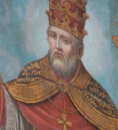 Zdjęcie nr 1: Obraz w formie stojącego prostokąta zamkniętego łukiem półkolistym nadwieszonym. W centrum całopostaciowe przedstawienie św. Klemensa zwróconego frontalnie, z głową skierowaną w prawo. Święty ma ręce rozłożone na boki, w lewej trzyma ferulę, prawą dłoń unosi w geście błogosławieństwa. Twarz ma pociągłą, o łagodnych rysach, dużych, głęboko osadzonych oczach, prostym, wąskim nosie, okoloną białą brodą i krótkimi, siwymi włosami. Ubrany jest w czerwoną sutannę o szerokich rękawach, rokietę dekorowaną koronką przy brzegach, obie obficie drapowane w drobne rurkowate fałdki. Na nich stuła o złoconym wzorze, czerwony mucet i pektorał. Święty ma narzuconą na ramiona zieloną kapę o wzorze roślinnym z grubą, złoconą lamówką, zapiętą dekoracyjną klamrą pod szyją. Na głowie ma tiarę. W prawym dolnym rogu obrazu siedzące putto, zwrócone w trzech czwartych w prawo, podtrzymujące kotwicę. Święty ukazany jest na tle górzystego pejzażu z horyzontem na jednej trzeciej wysokości obrazu, powyżej błękitno-różowe, rozświetlone niebo. 
