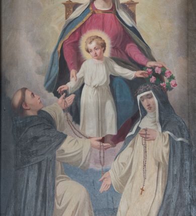 Zdjęcie nr 4: Nastawa ołtarzowa architektoniczna, jednoosiowa, jednokondygnacyjna ze zwieńczeniem ustawiona na cokole z wyodrębnionymi po bokach prostopadłościanami. Ołtarz kamienny prostopadłościenny, ujęty po bokach esownicami, z przodu flankowany kanelowanymi lizenami, w centrum płaskorzeźbione gorejące serce. Nastawa flankowana parą kolumn o kapitelach korynckich, dźwigających belkowanie wyłamane na ich osi, przerwane przez pole środkowe, w partii fryzu dekorowane rozetami. Całe pole środkowe wypełnia nisza w formie stojącego prostokąta z obrazem Matki Boskiej Różańcowej ze św. Dominikiem i św. Katarzyną Sieneńską, ujęta złoconą, profilowaną ramą. Na belkowaniu ustawione dwa wazony z bukietami kwiatów. Kondygnacja flankowana uszami utworzonymi z ażurowego akantu z kampanulami. Zwieńczenie w formie stojącego prostokąta zakończonego kluczem z rozetą, ujętego z trzech stron ażurowym akantem. W polu obraz św. Józefa z Dzieciątkiem w formie stojącego prostokąta o ściętych narożach, w ramie dekorowanej ażurowym ornamentem roślinnym. Całość zakończona medalionem z monogramem Marii otoczonym obłokami, w glorii promienistej. Struktura polichromowana w kolorze jasnoniebieskim, z niebieskimi i czerwonymi detalami, kolumny, profile i ornamentyka złocone, elementy dekoracji srebrzone. 