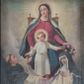 Zdjęcie nr 1: Obraz w formie stojącego prostokąta z przedstawieniem tronującej Matki Boskiej z Dzieciątkiem i klęczącymi przed nią świętymi dominikańskimi. Maria siedzi na tronie unoszącym się wśród obłoków, zwrócona jest frontalnie, z głową skierowaną w prawo. Prawą ręką trzyma za ramię stojącego przed nią Jezusa, w lewej trzyma wieniec z róż nad głową św. Katarzyny. Twarz ma owalną, o łagodnych rysach, oczach skierowanych w dół, prostym nosie i małych ustach, okoloną brązowymi włosami, schowanymi pod welonem. Ubrana jest w ciemnoróżową suknię, niebieski płaszcz ze złoconą lamówką, zapięty pod szyją, zarzucony na ramiona i opadający na kolana, na głowie ma biały welon. Dzieciątko w pozycji stojącej, w kontrapoście, zwrócone jest frontalnie, z głową skierowaną w prawo. Lewą rękę trzyma nad głową św. Katarzyny, prawą podaje różaniec św. Dominikowi. Twarz okrągła, o pełnych policzkach, dużych oczach, małym nosie i pełnych ustach, okolona jasnymi, krótkimi, kręconymi włosami. Jezus ubrany jest w białą tunikę przepasaną w talii. Wokół głów Marii i Dzieciątka nimby promieniste. Po prawej stronie Marii klęczy na jedno kolano św. Dominik. Ukazany jest z profilu, z uniesioną głową i rozłożonymi na boki rękoma, w których podtrzymuje różaniec. Twarz ma szczupłą, z oczami skierowanymi ku górze i z tonsurą na głowie. Ubrany jest w biały habit i czarny płaszcz z kapturem. Po lewej stronie Marii klęczy św. Katarzyna Sieneńska zwrócona w trzech czwartych w prawo, z pochyloną głową. W lewej, uniesionej ręce trzyma różaniec, prawą wyciąga w bok. Twarz ma o łagodnych rysach, zwróconych w dół oczach, prostym nosie i pełnych ustach. Ubrana jest w biały habit ze szkaplerzem oraz czarny płaszcz i welon. Na głowie ma koronę cierniową. Pomiędzy świętymi leży otwarta księga i gałązka lilii. 